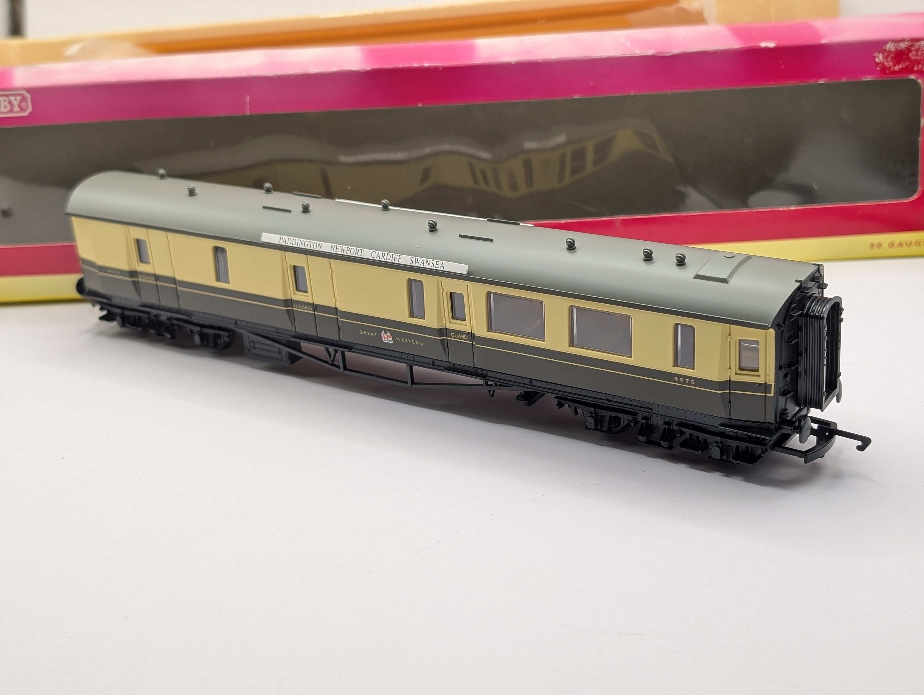 Hornby OO Gauge R4126 GWR Centenary Composite Coach '6661' - Boxed Chocolate & Cream