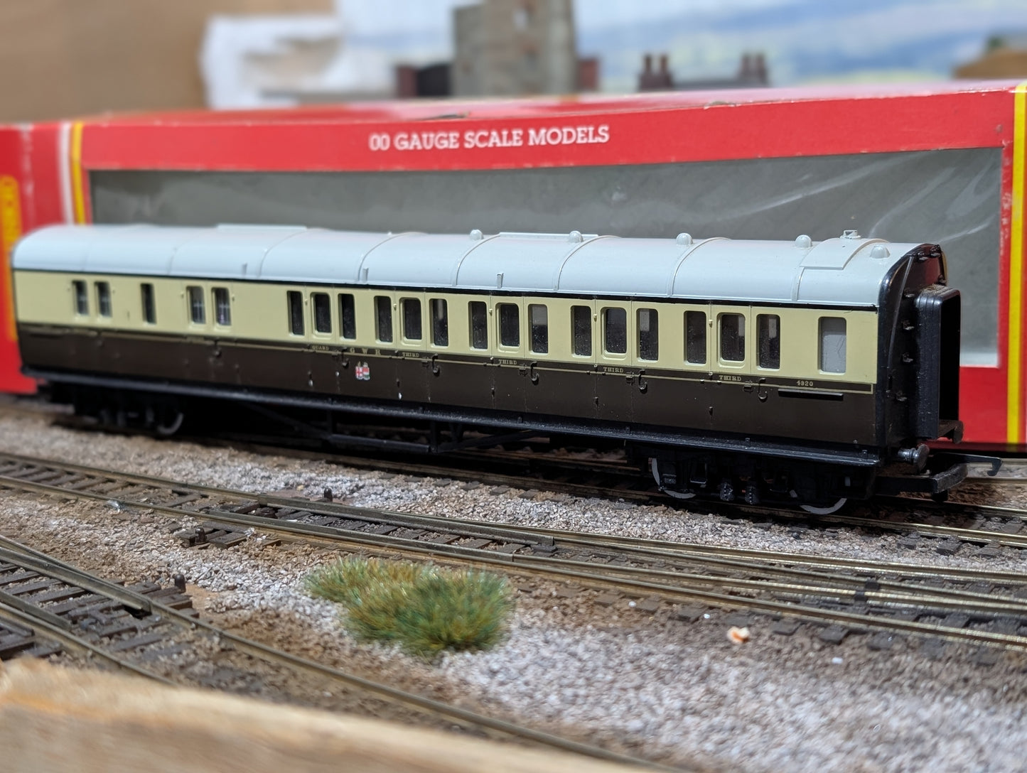 Pre-owned Hornby OO gauge R161 3rd class brake coach in GWR chocolate & cream 4913, boxed