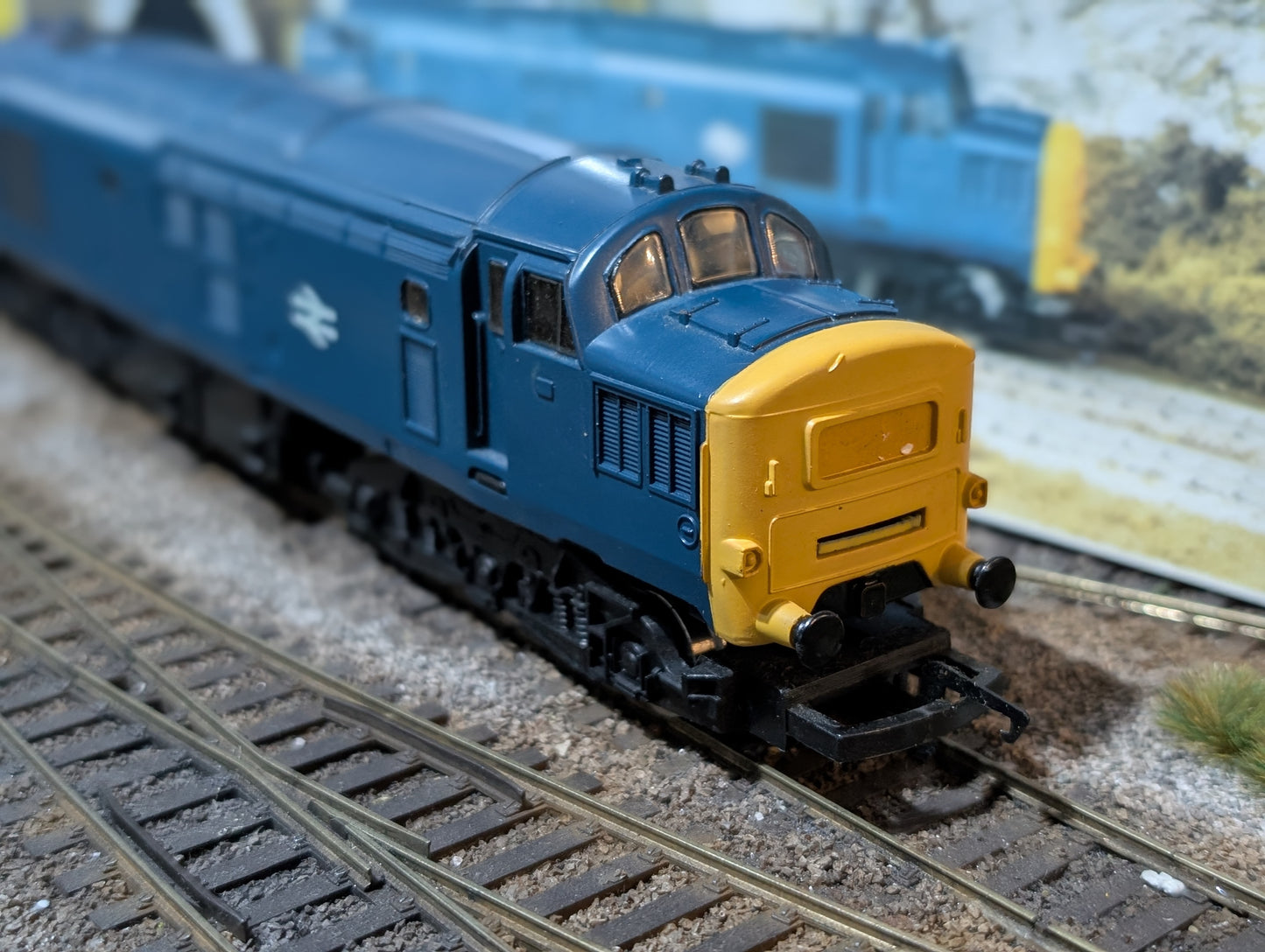 Pre-owned Hornby R369 BR class 37, BR blue, boxed. OO gauge