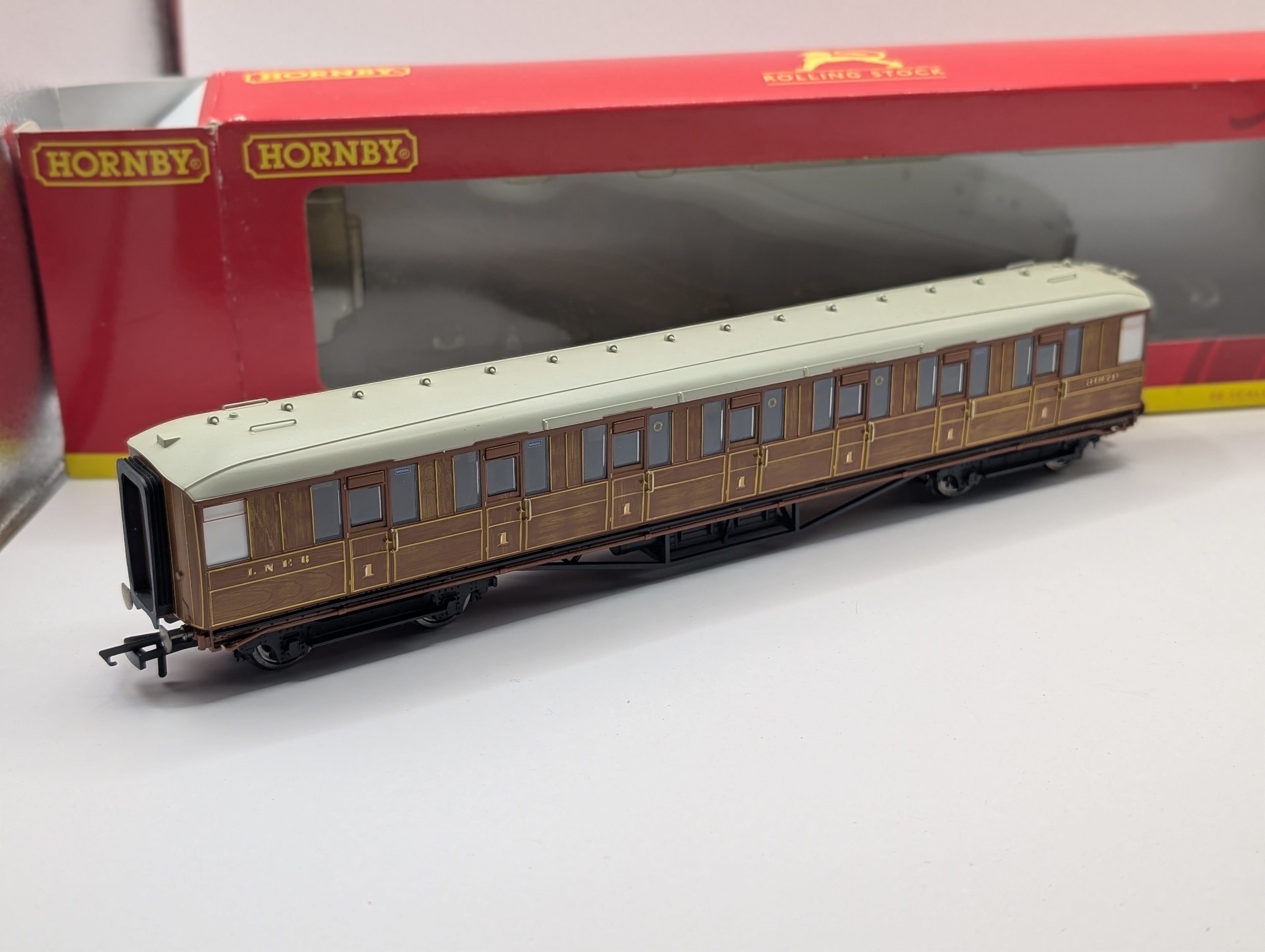 Hornby R4171A LNER 61ft 6in Corridor 1st Class Coach 31879 - NEM - Boxed