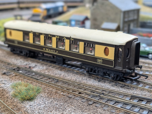 Pre-owned OO gauge Tri-ang R228 9" Pullman Coach "Mary"