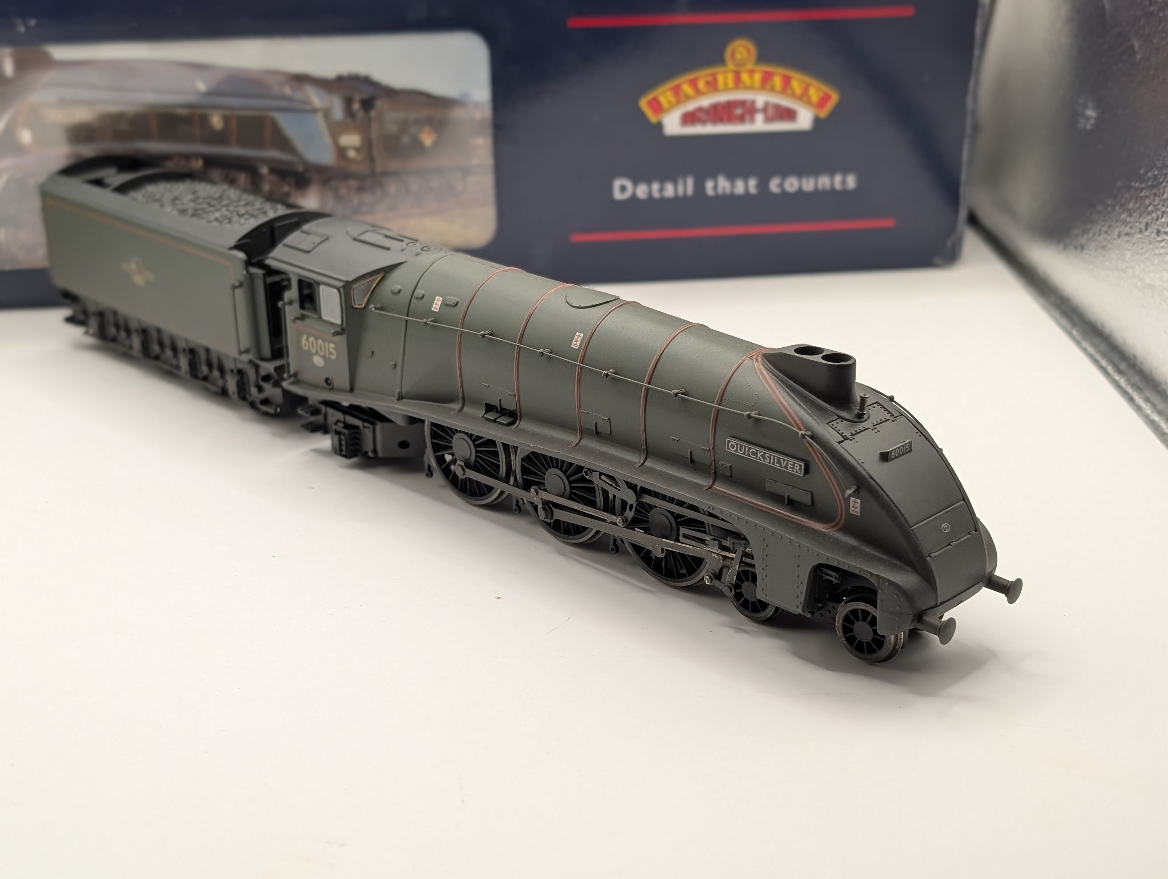 Bachmann OO Gauge 31-960A Class A4 60015 "Quicksilver" BR Green Late Crest (Factory Weathered) – Boxed with Accessories