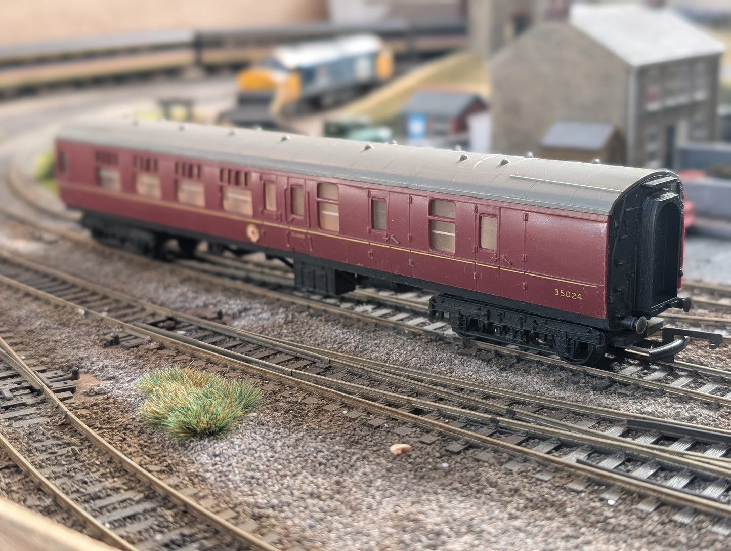 Pre-owned OO gauge Tri-ang Hornby R423 BR Mk1 Corridor Brake Coach 35024 Maroon, unboxed