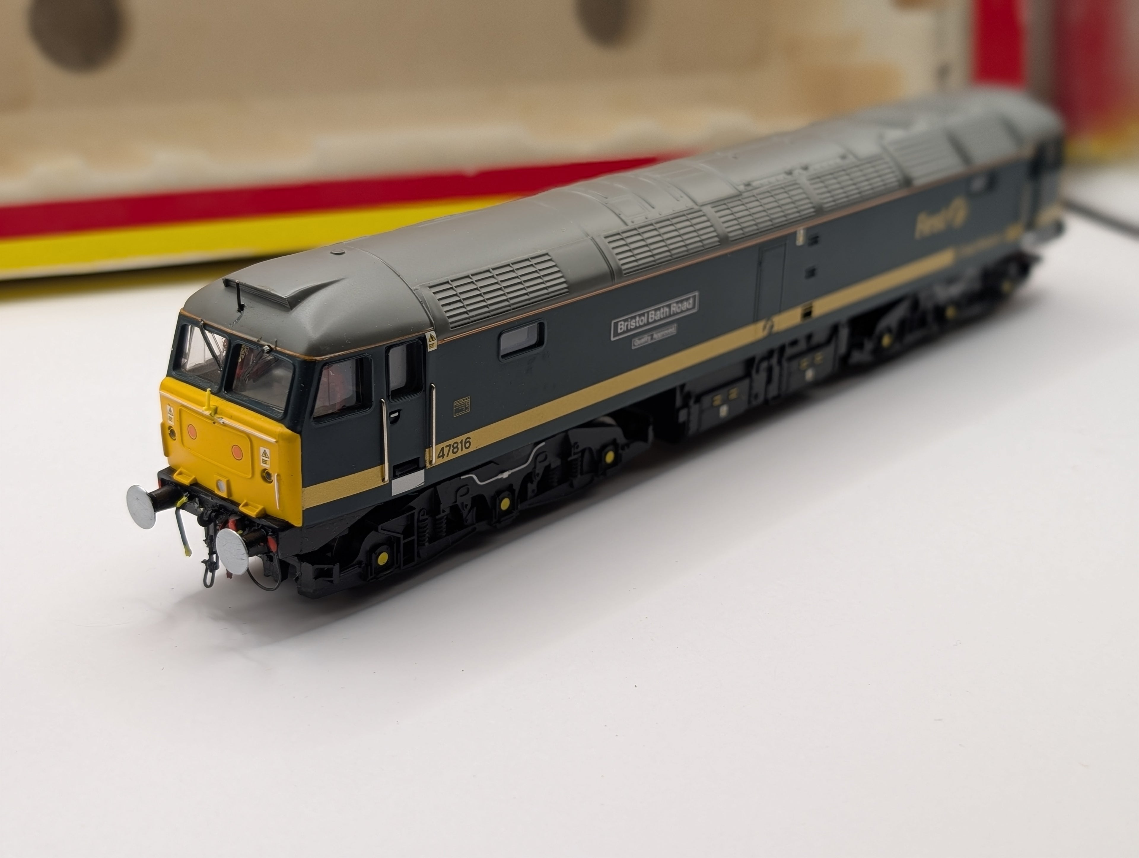 Hornby R2352 OO Gauge Class 47 47816 "Bristol Bath Road" – First Great Western Green & Gold – Detailed & Boxed Runner