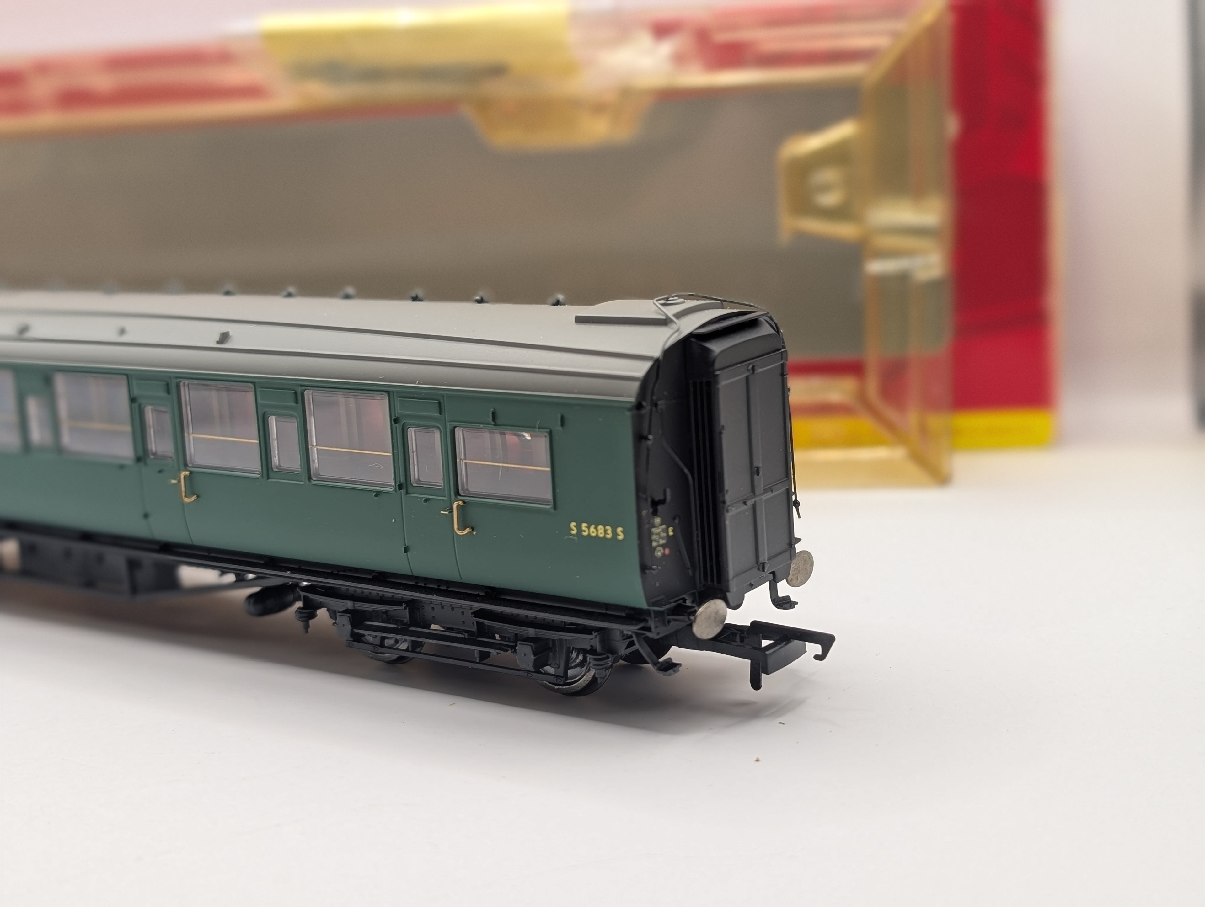 Hornby R4304B OO Gauge BR Maunsell Corridor Composite Coach S5683S Boxed