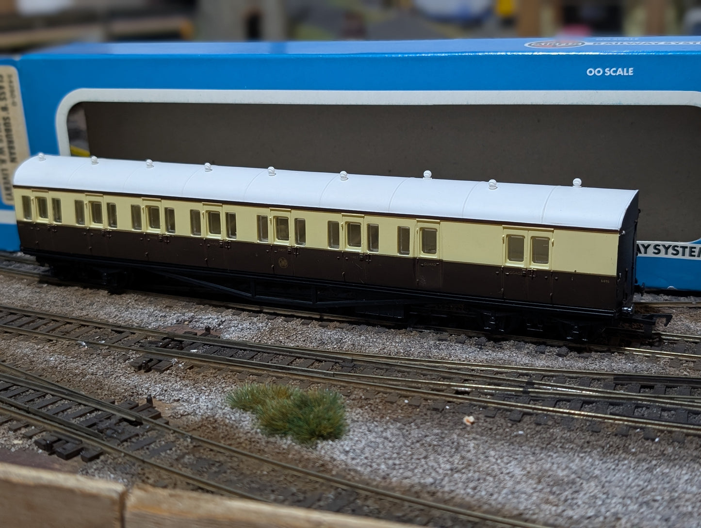 #2 Pre-owned Airfix GMR (Great Model Railways) OO gauge 54250 GWR B Set coach in chocolate and cream - 6895, boxed