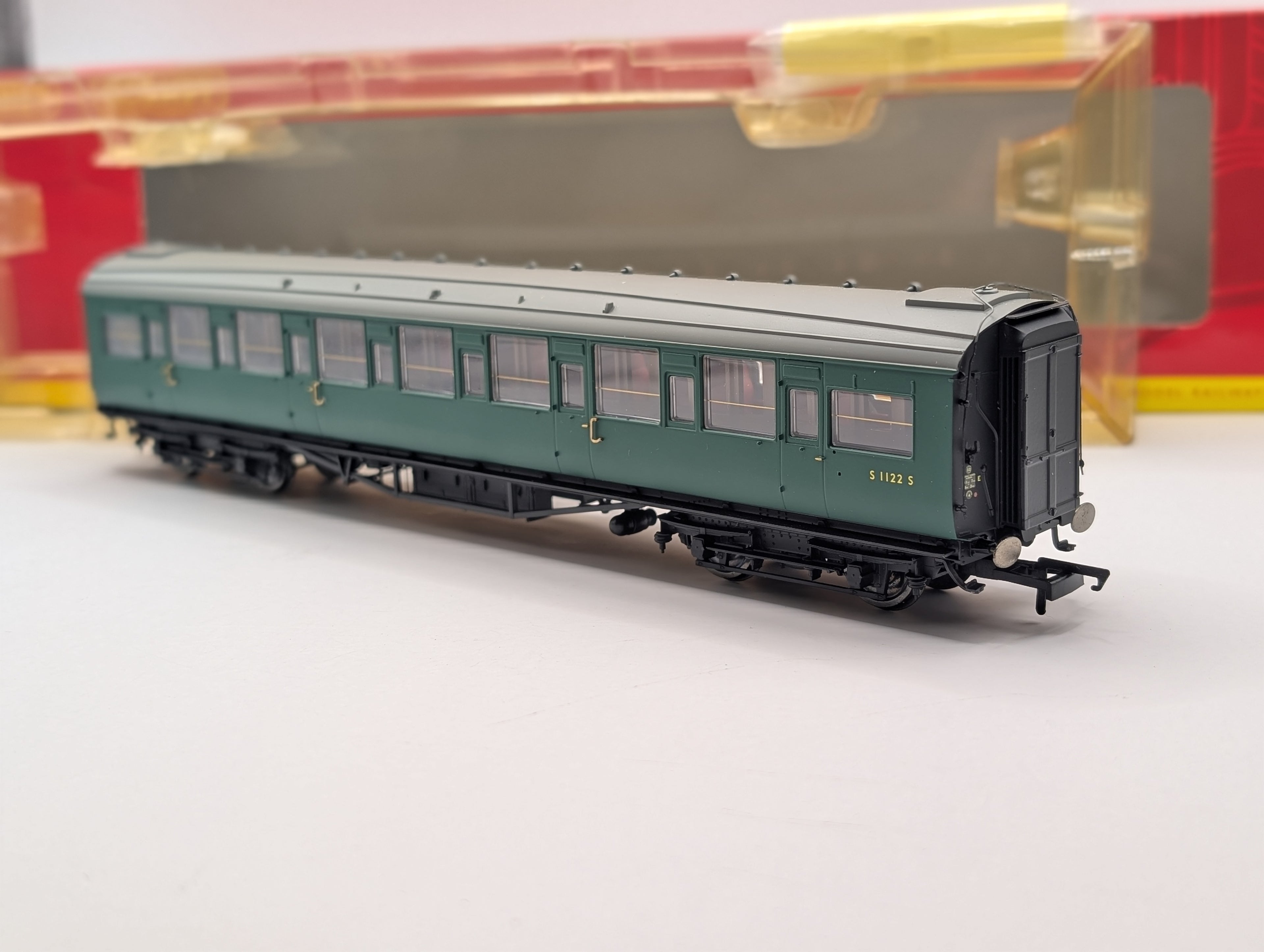 Hornby R4302A OO Gauge BR Maunsell Corridor 3rd Class Coach S1122S Boxed