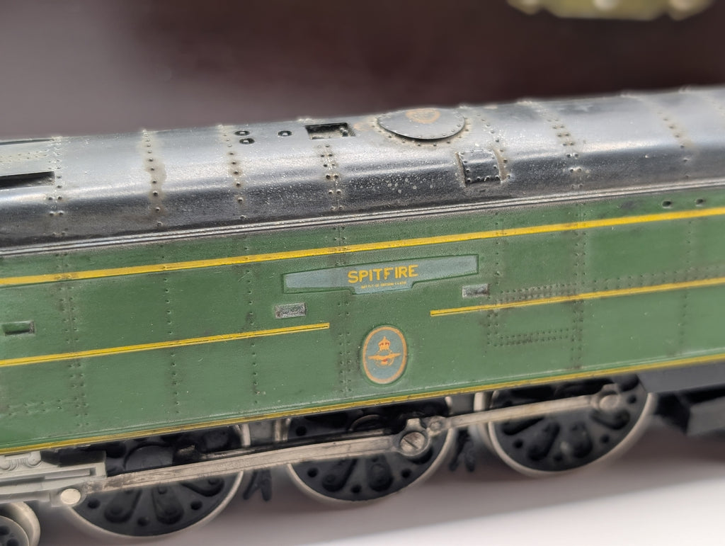Hornby R374 OO Gauge SR Bulleid Pacific "Spitfire" No. 21C166 - Custom DCC Fitted & Lightly Weathered - Branded Wooden Presentation Box