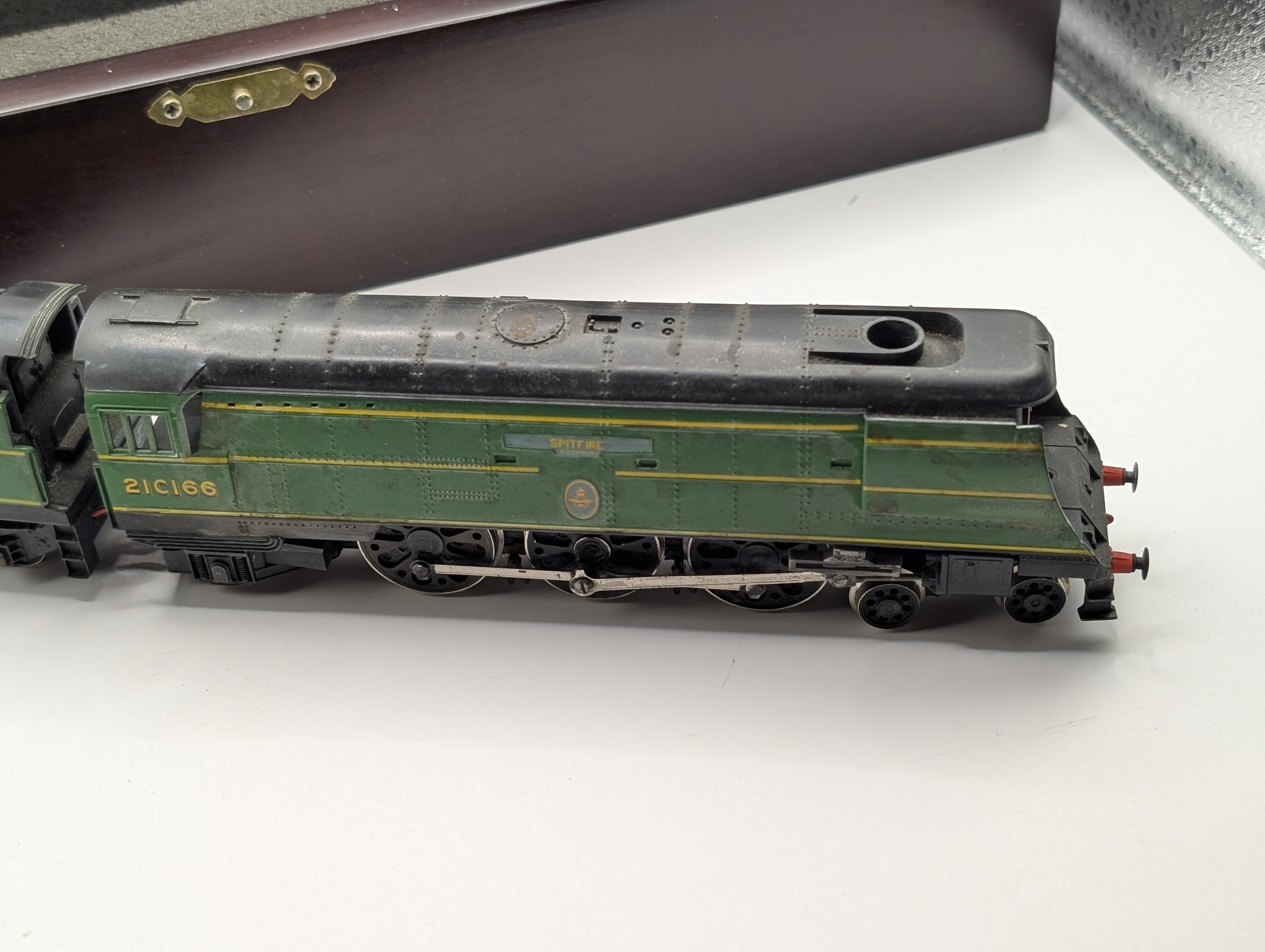 Hornby R374 OO Gauge SR Bulleid Pacific "Spitfire" No. 21C166 - Custom DCC Fitted & Lightly Weathered - Branded Wooden Presentation Box