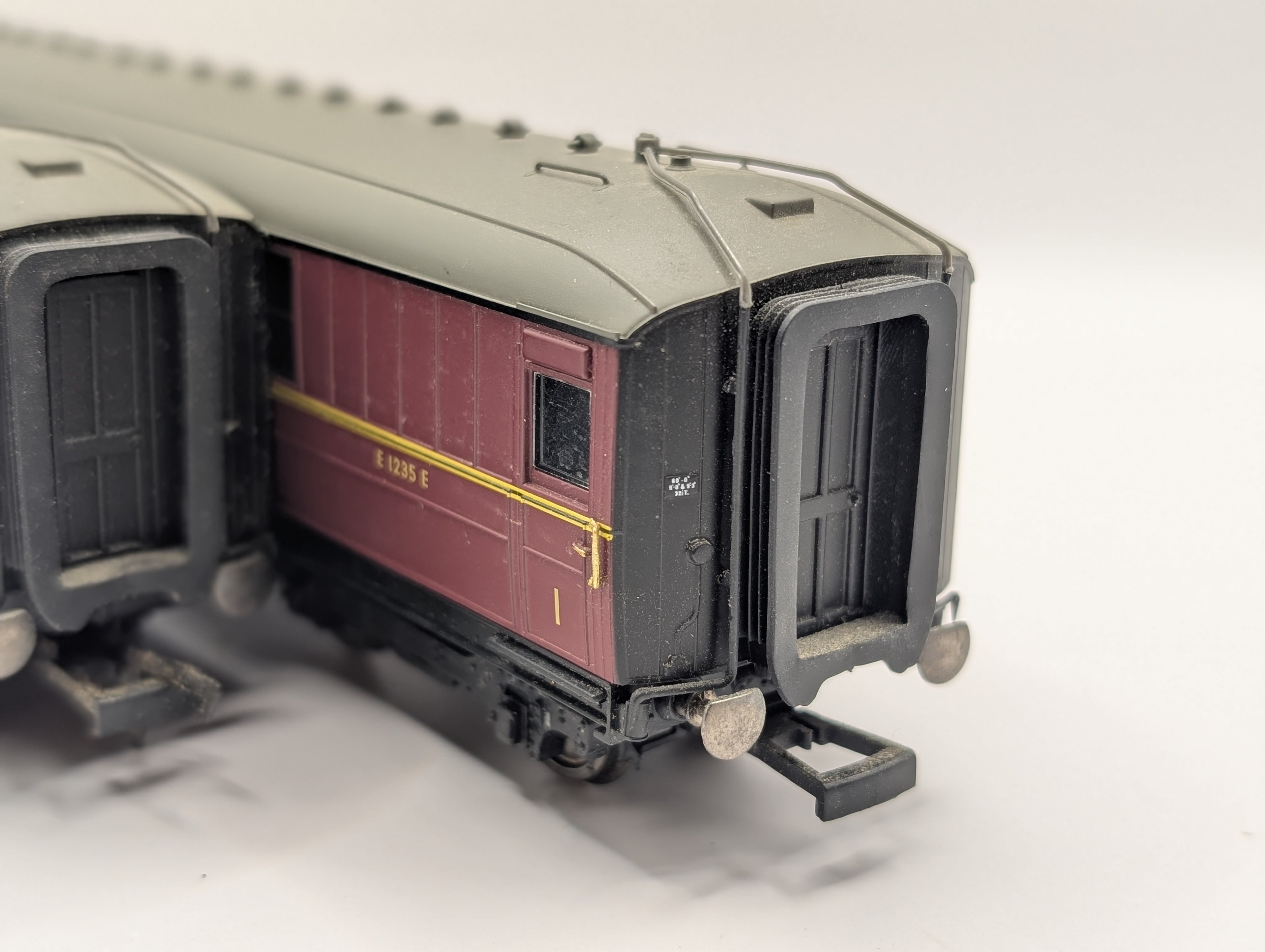Hornby OO Gauge BR Maroon Gresley 1st Class Sleeper Coach 2-Piece Bundle (R4264A & R4264B) Pre-Owned