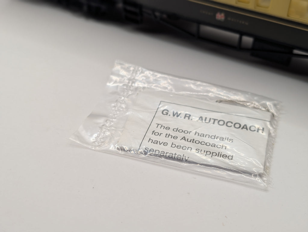 Hornby R4025 OO Gauge GWR Collett Autocoach (Auto Trailer) – Pre-Owned, Very Good Boxed Condition with Unopened Handrails