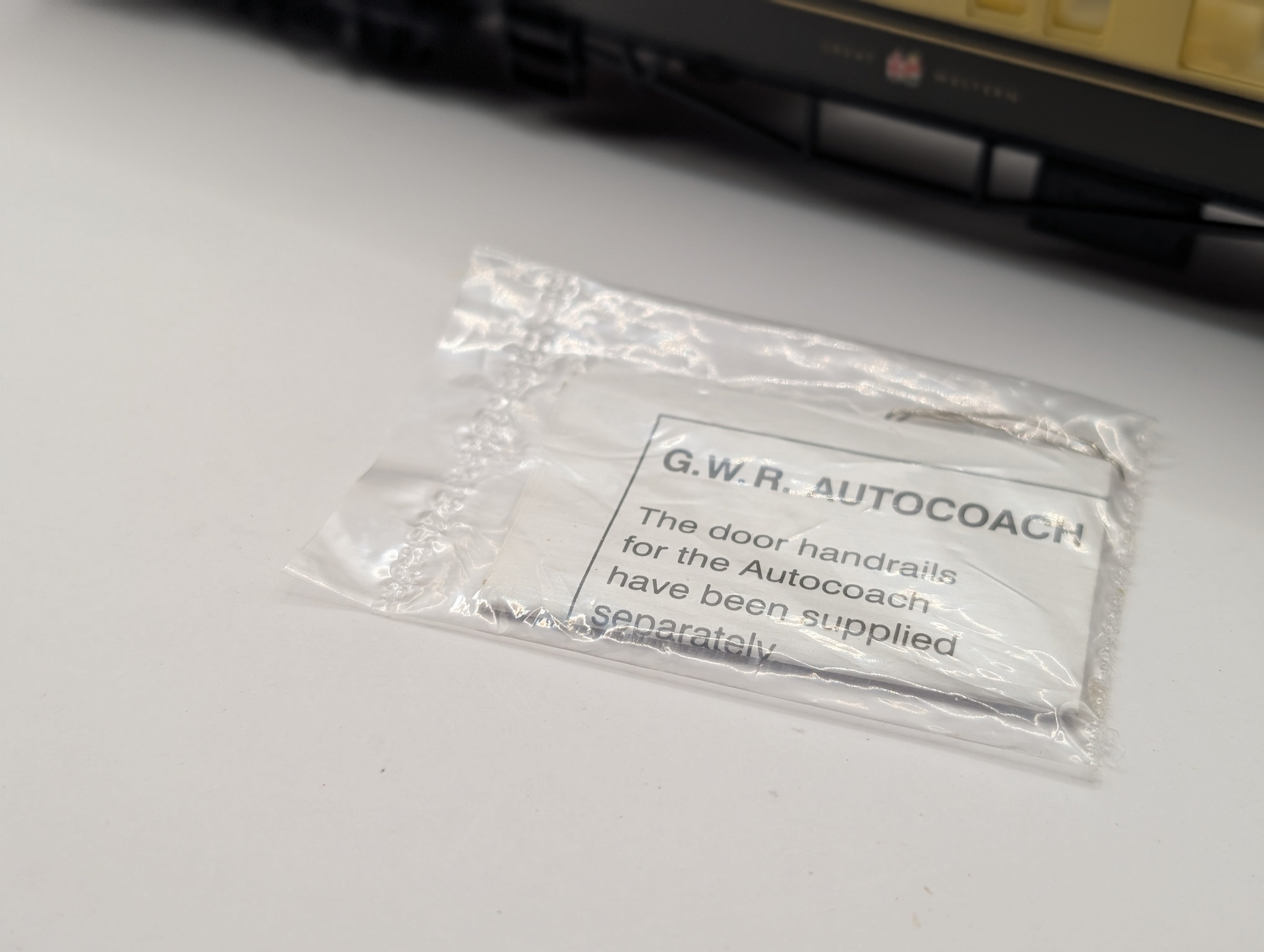 Hornby R4025 OO Gauge GWR Collett Autocoach (Auto Trailer) – Pre-Owned, Very Good Boxed Condition with Unopened Handrails