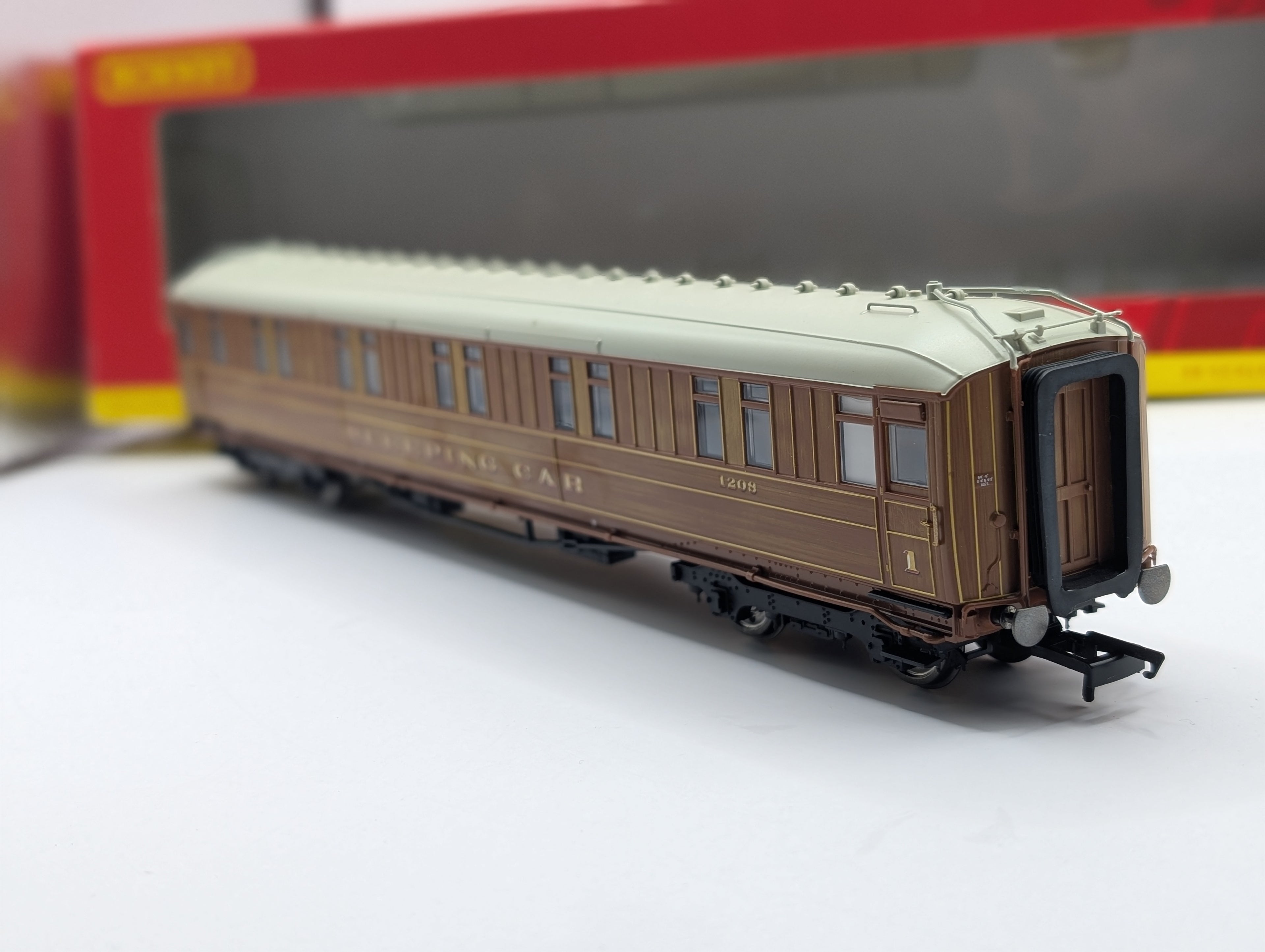 Hornby R4174 LNER 61ft 6in Corridor 1st Class Sleeper 1208 - Teak - OO - Boxed