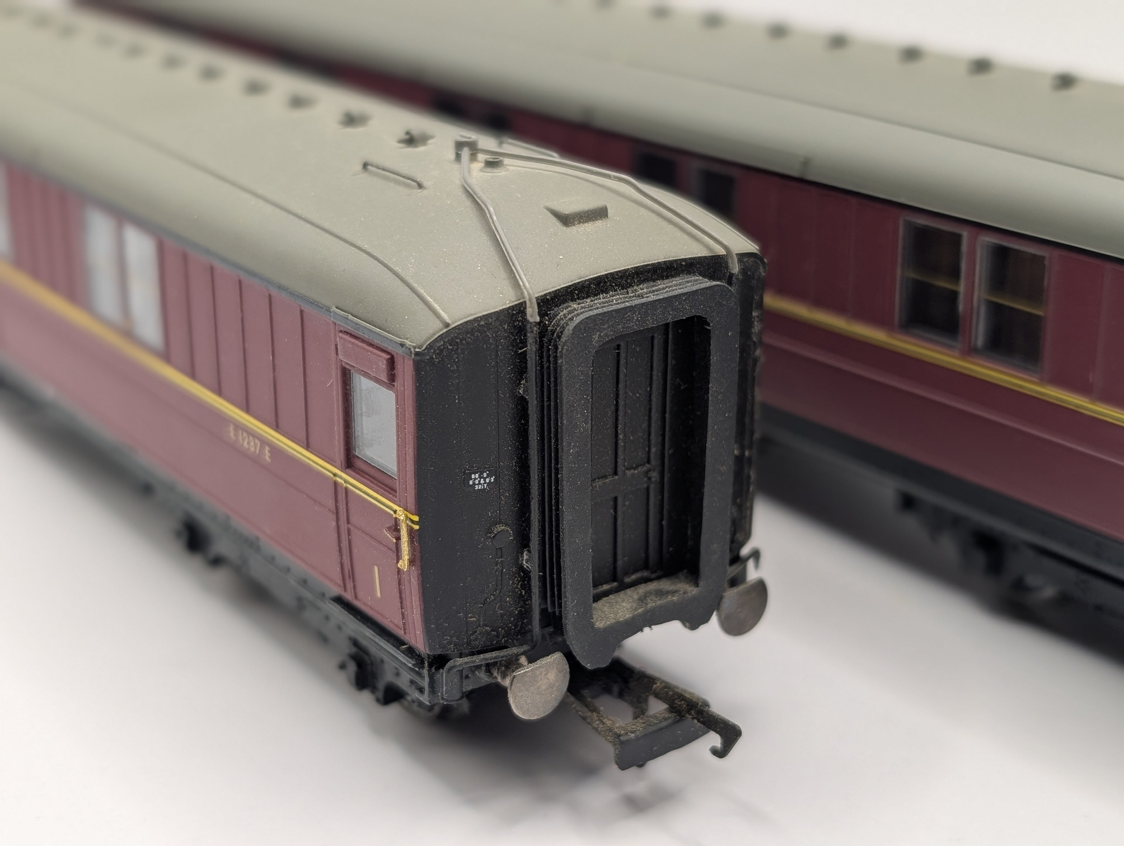 Hornby OO Gauge BR Maroon Gresley 1st Class Sleeper Coach 2-Piece Bundle (R4264A & R4264B) Pre-Owned