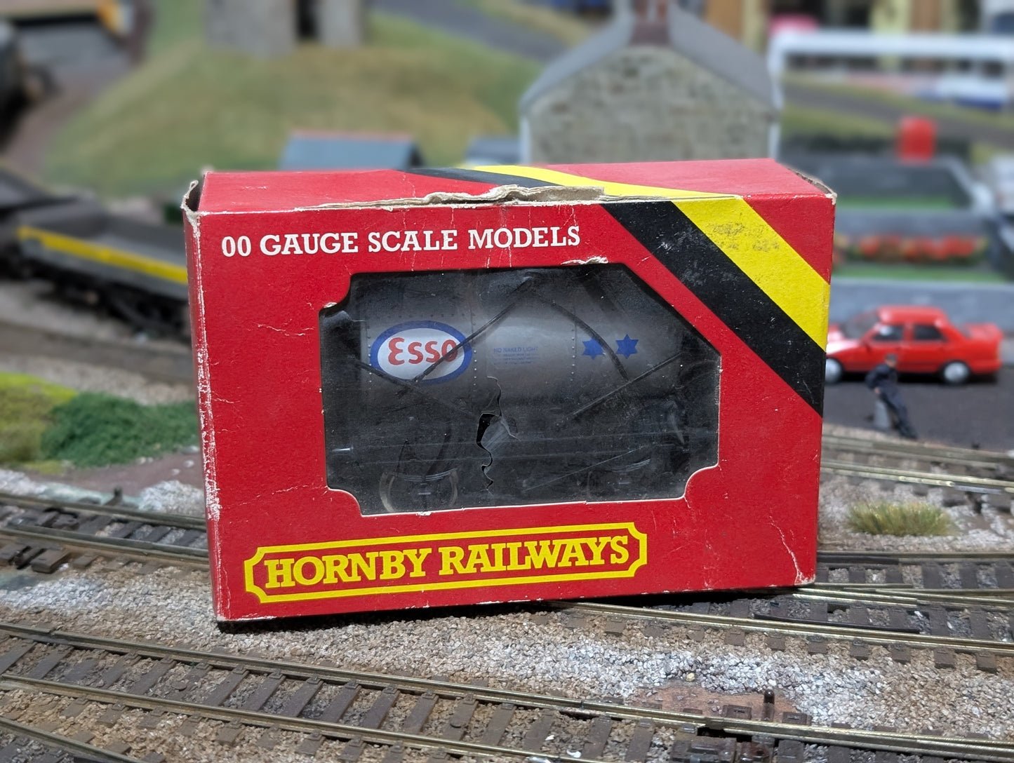 Pre-owned Hornby OO gauge Esso 4 wheel tanker, boxed, some minor damage.