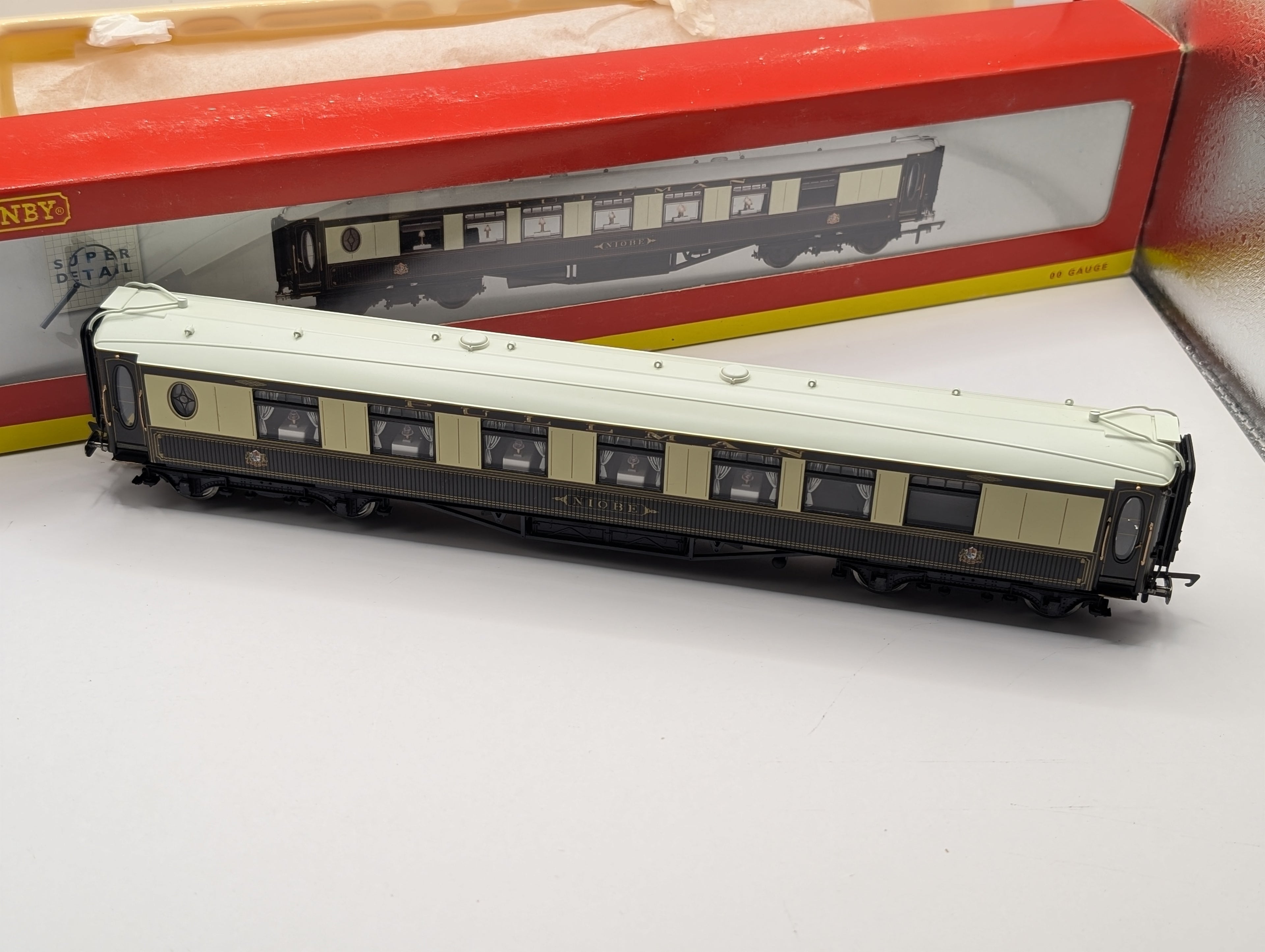 Hornby R4143A OO Gauge Pullman 1st Class Parlour Car "Niobe" with Working Table Lights – Pre-Owned, Excellent Boxed Condition
