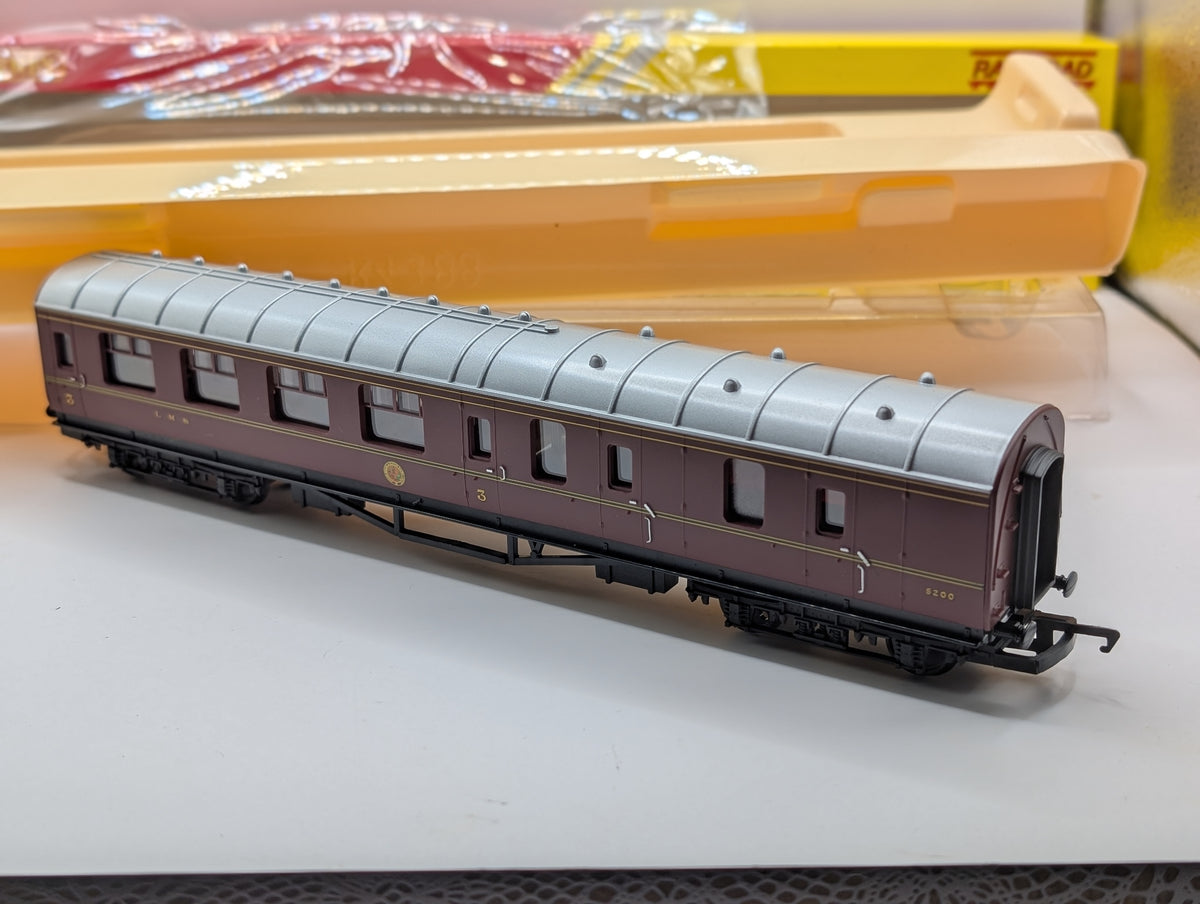 Hornby RailRoad R4389 OO Gauge Stanier Period III Brake Third Coach – No. 5200 (LMS Maroon)