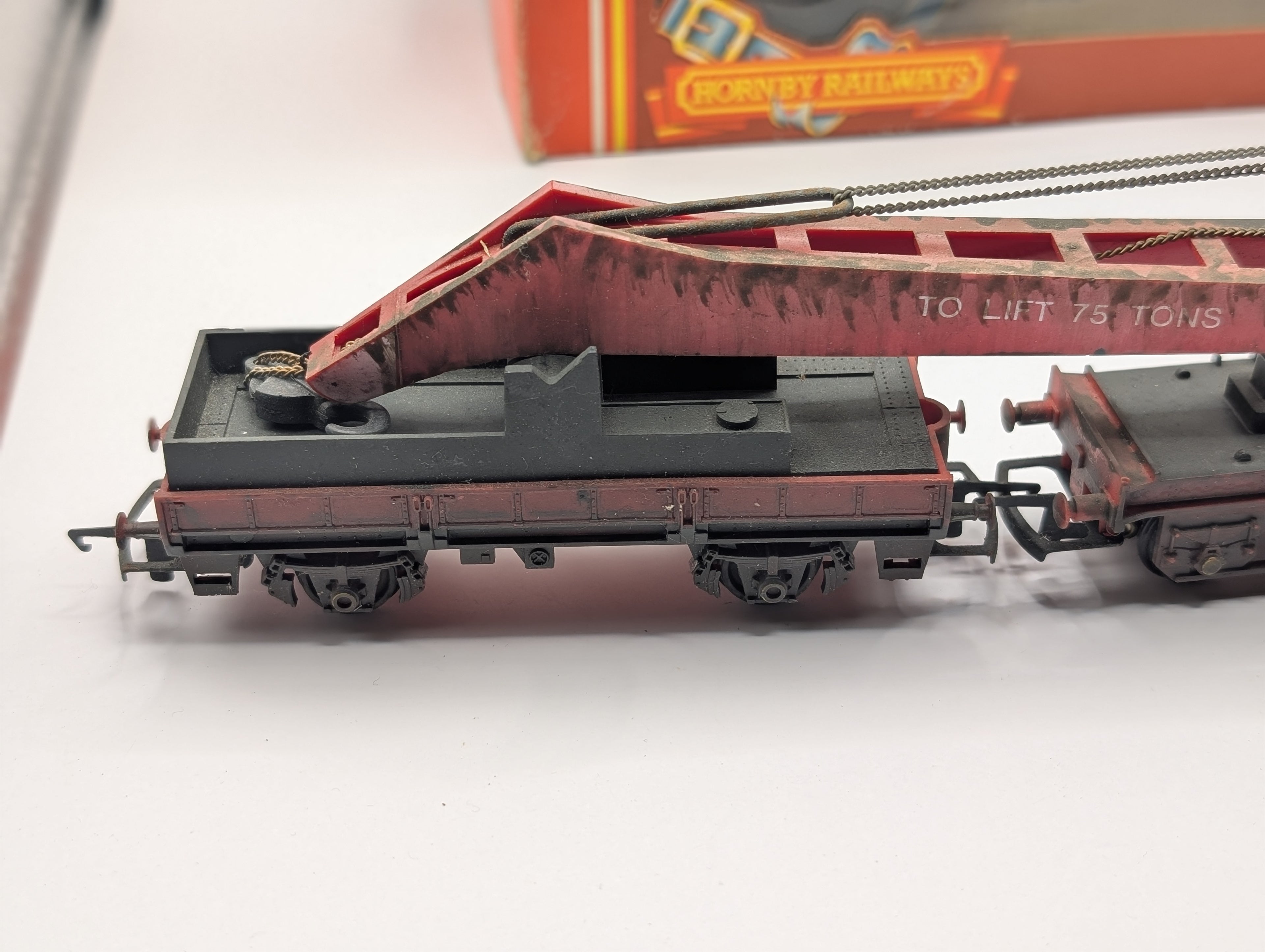 Hornby R.739 Operating 75-Ton Breakdown Crane - BR Red (Weathered, OO Scale)