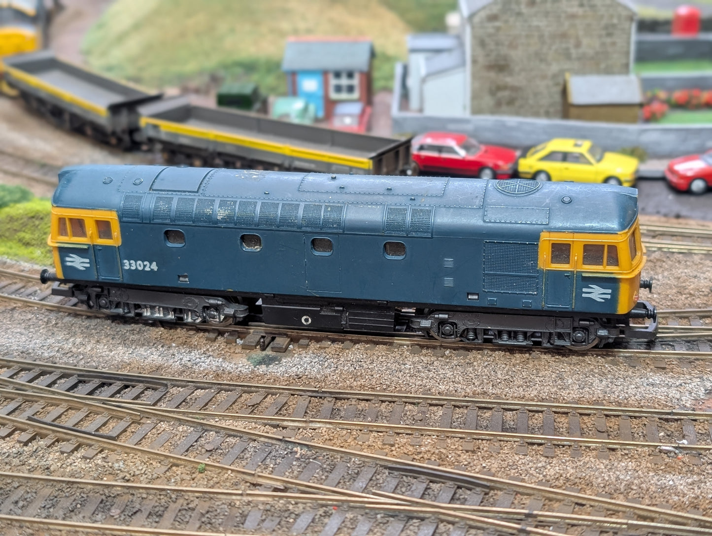 Pre-owned Lima L205114b OO gauge Class 33 33024 in BR blue