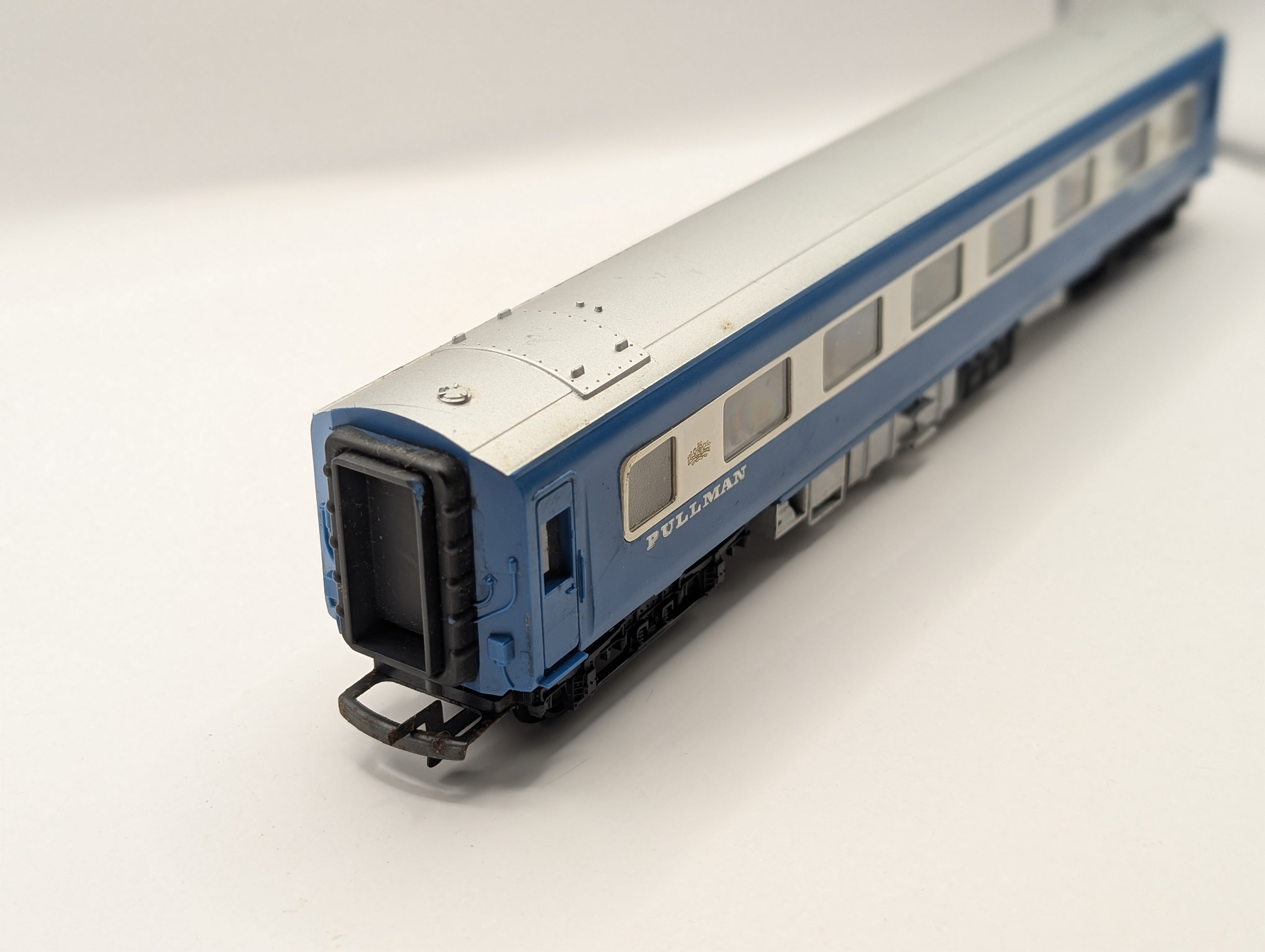 Tri-ang OO Gauge Blue Pullman Parlour Car - Pre-owned - Unboxed
