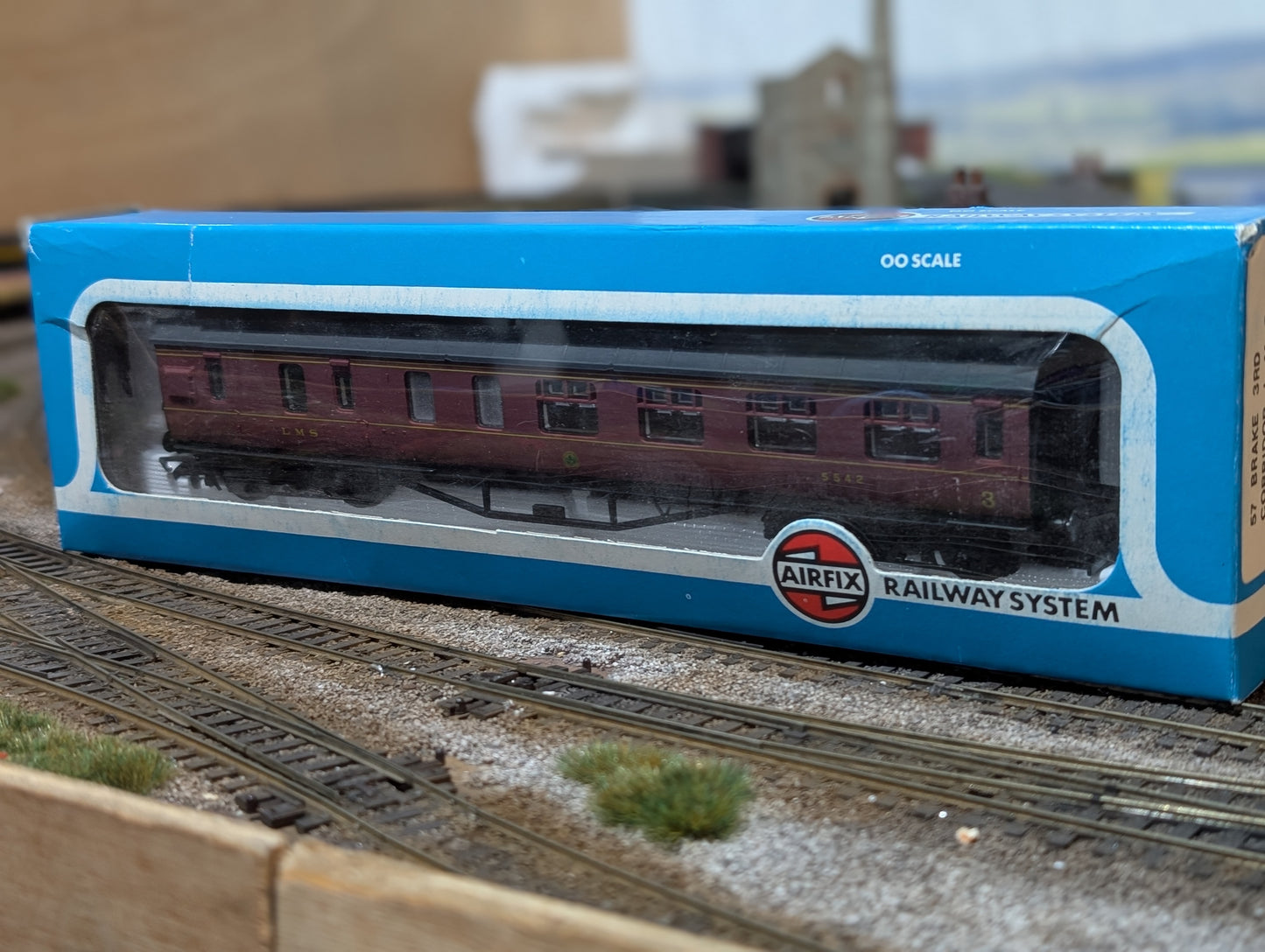 Pre-owned Airfix 54204-7 57′ Brake 3RD Corridor Coach LMS Crimson Boxed, tatty box