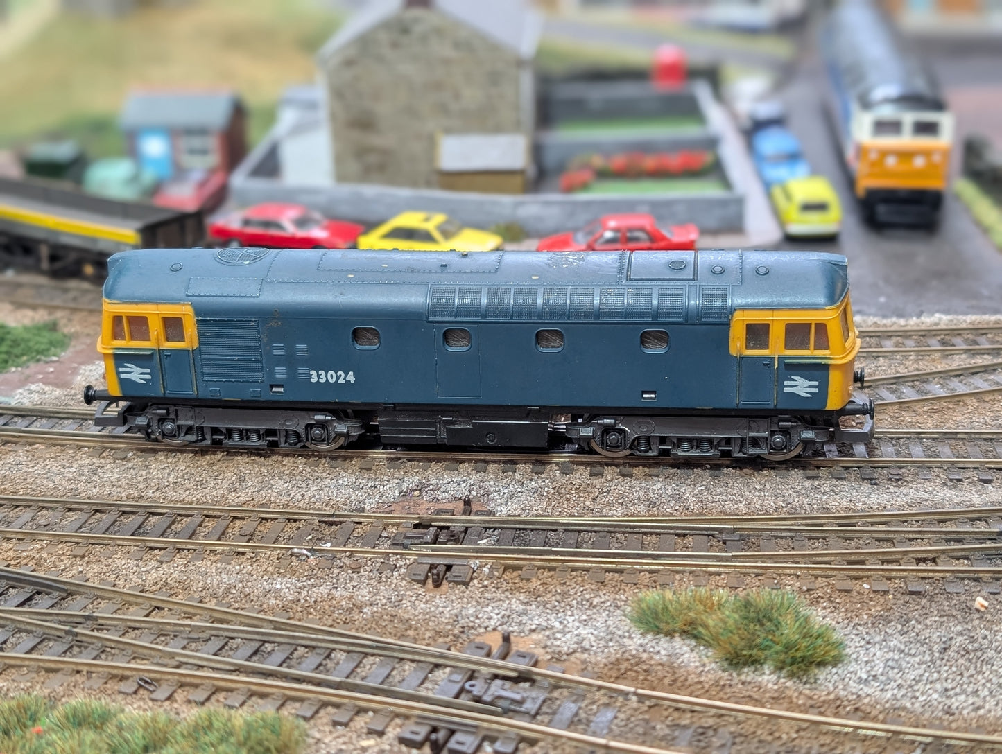 Pre-owned Lima L205114b OO gauge Class 33 33024 in BR blue