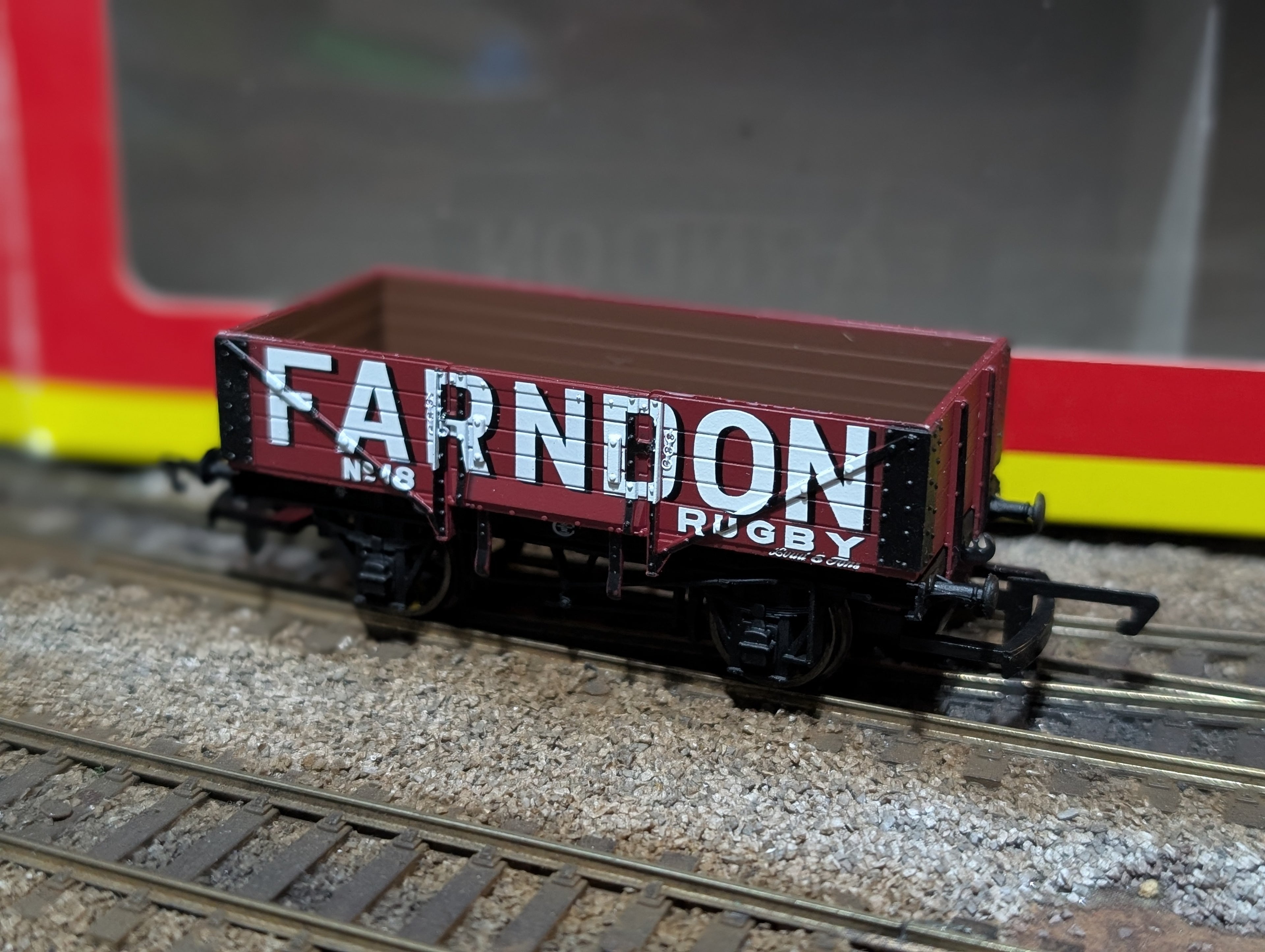 Hornby OO gauge R6749 5 Plank Wagon, "Farndon, Rugby" No 18