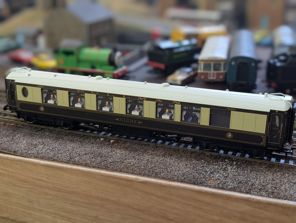 Hornby R4143A OO Gauge Pullman 1st Class Parlour Car "Niobe" with Working Table Lights – Pre-Owned, Excellent Boxed Condition
