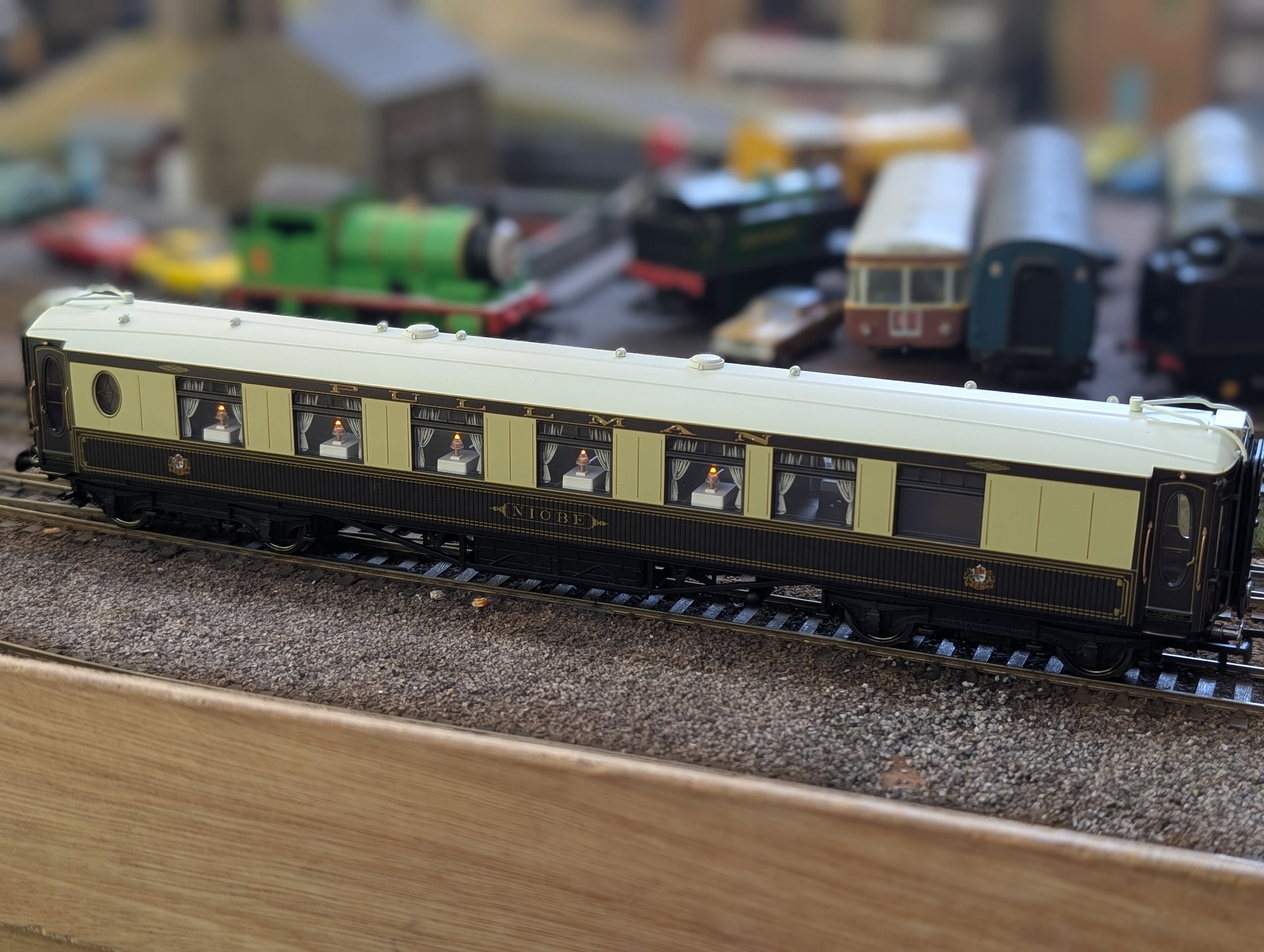 Hornby R4143A OO Gauge Pullman 1st Class Parlour Car "Niobe" with Working Table Lights – Pre-Owned, Excellent Boxed Condition