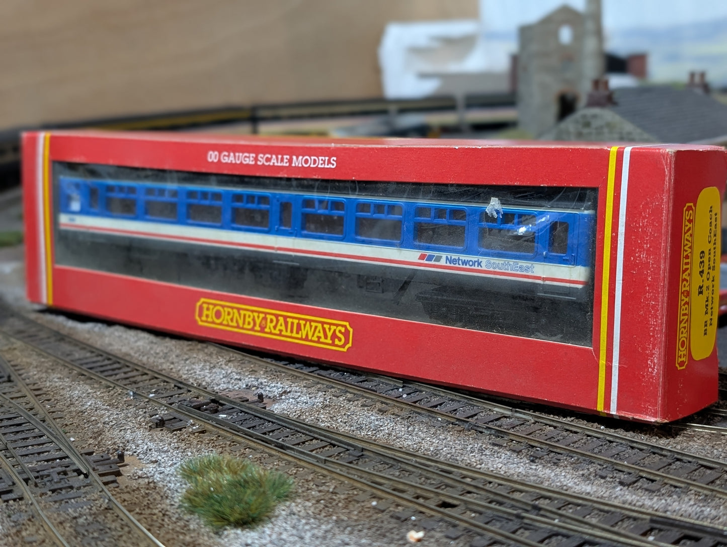 Pre-owned OO gauge Hornby R439 Mk2a TSO tourist second open in Network SouthEast blue - 5381