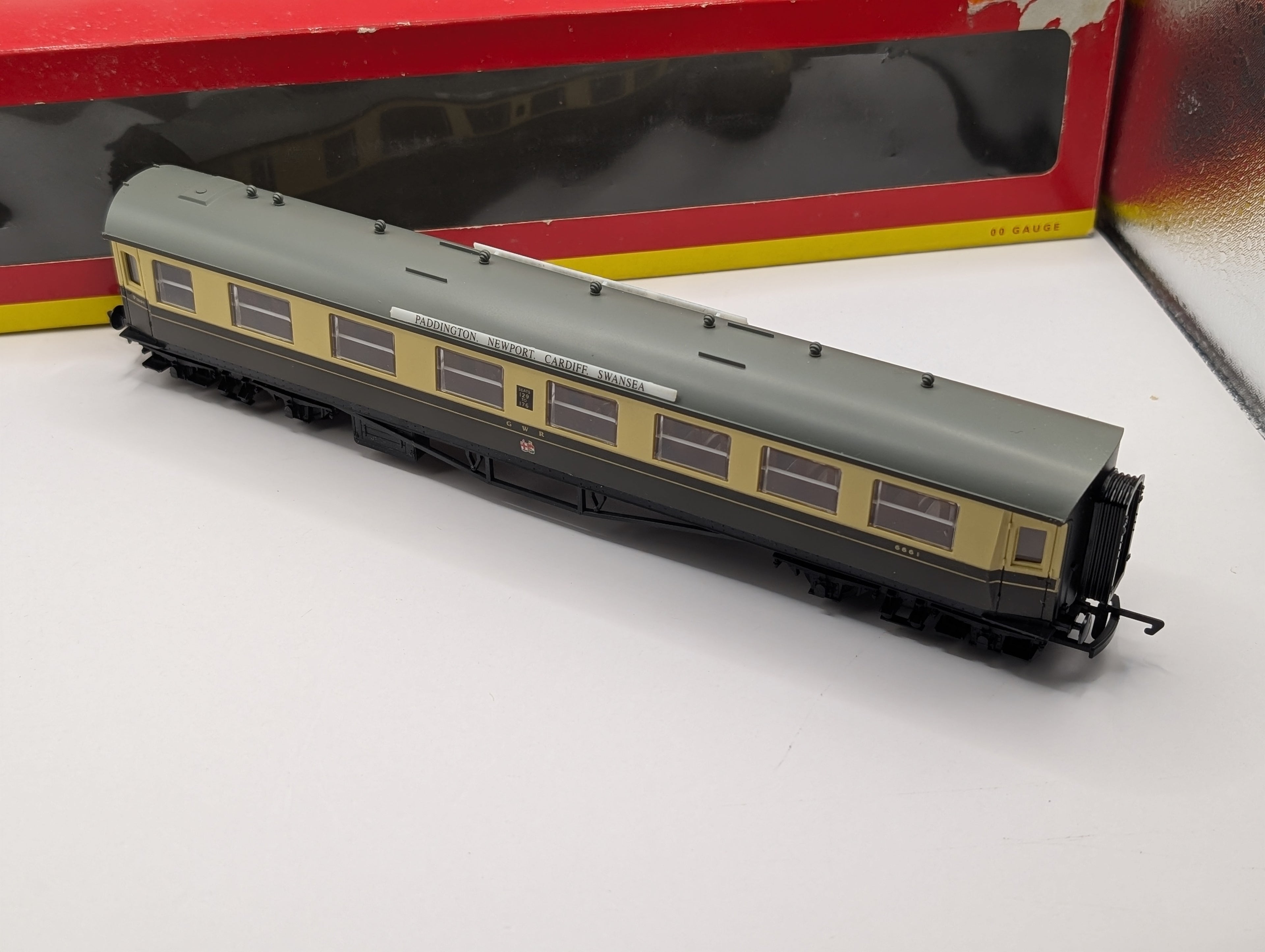 Hornby OO Gauge R4126 GWR Centenary Composite Coach '6661' - Boxed Chocolate & Cream
