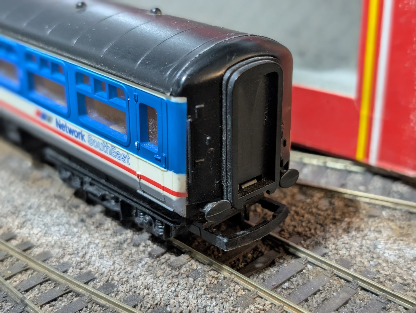 Pre-owned OO gauge Hornby R439 Mk2a TSO tourist second open in Network SouthEast blue - 5381