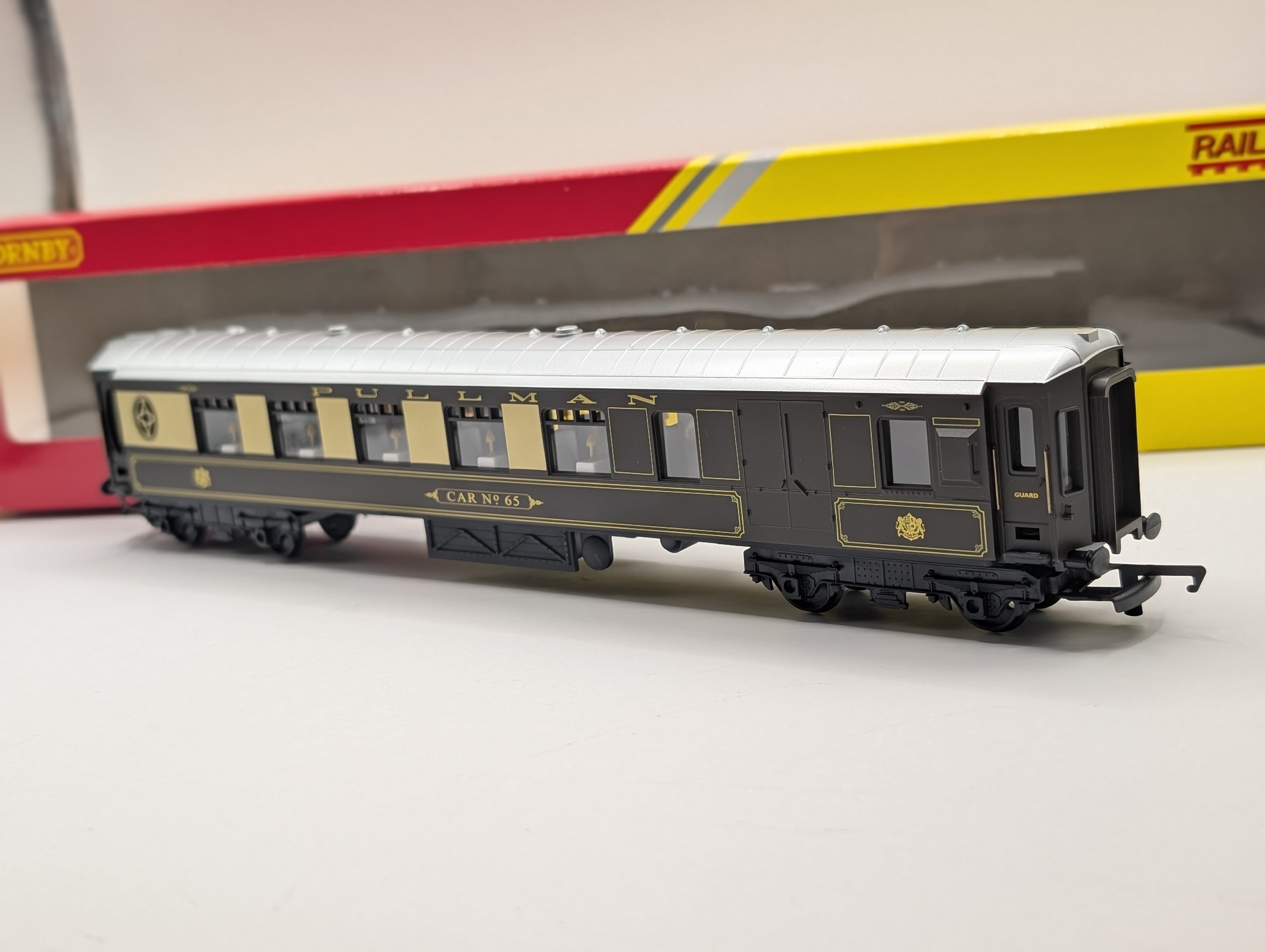 Hornby Railroad R4313 OO Gauge Pullman Brake Car "Car No. 65" – Pre-Owned, Excellent Boxed Condition