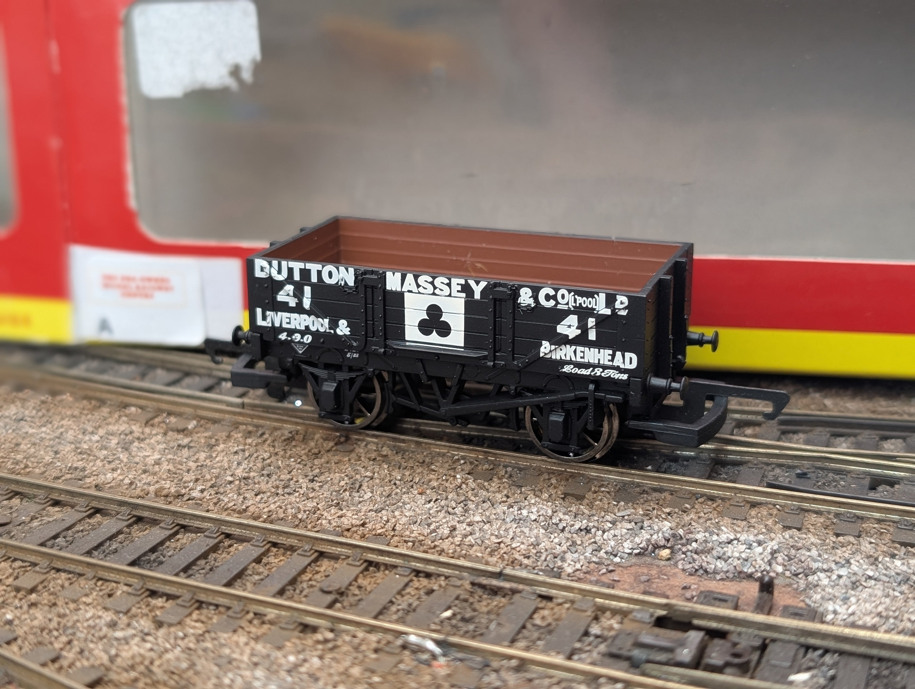 Hornby OO gauge R6198 4-plank open wagon "Dutton Massey"