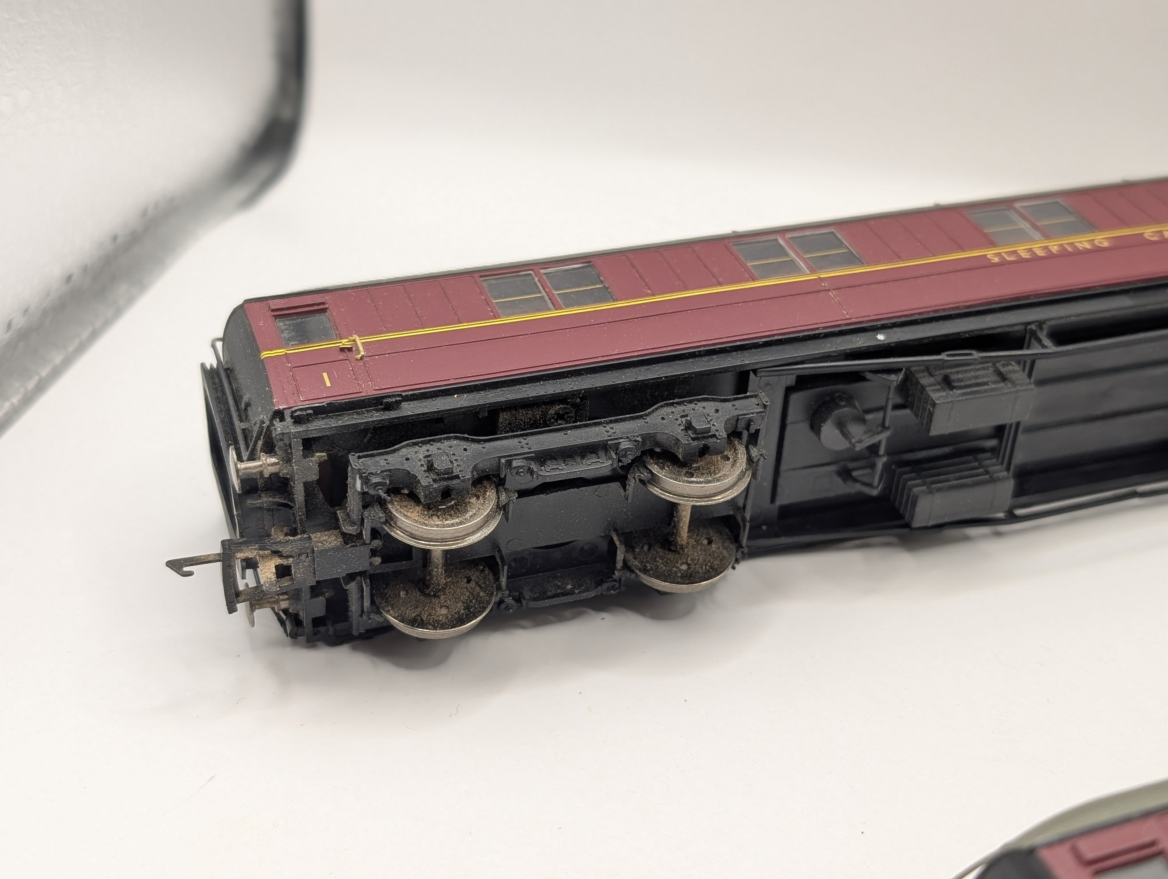 Hornby OO Gauge BR Maroon Gresley 1st Class Sleeper Coach 2-Piece Bundle (R4264A & R4264B) Pre-Owned