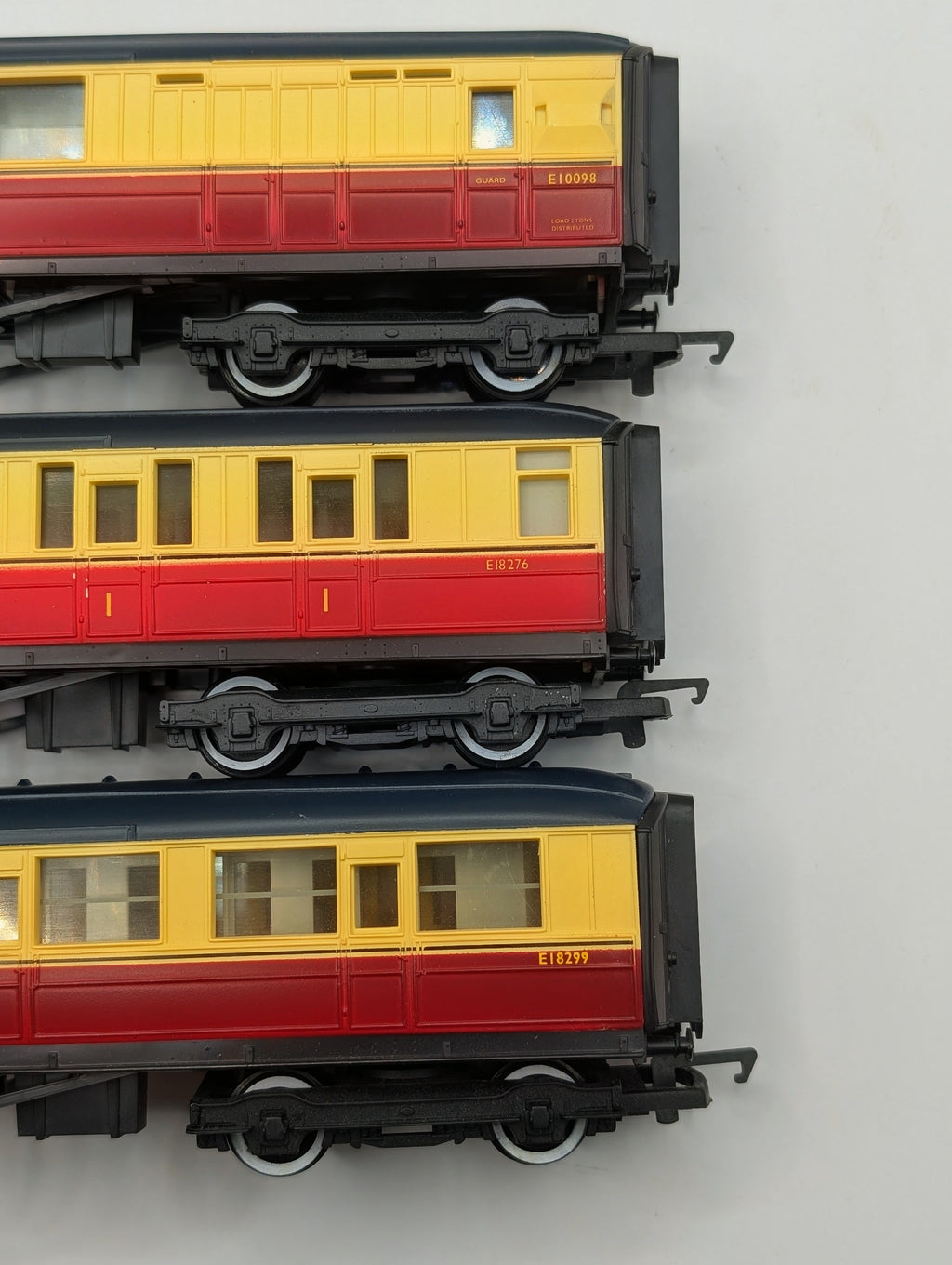 Hornby OO Gauge BR Crimson & Cream Gresley Coach 3-Piece Bundle (E10098, E18276, E18299) Pre-Owned