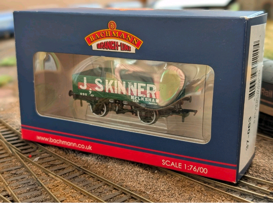 Bachmann 37-063 5 Plank Open Wagon with Wooden Floor J Skinner Melksham Livery pre owned OO gauge