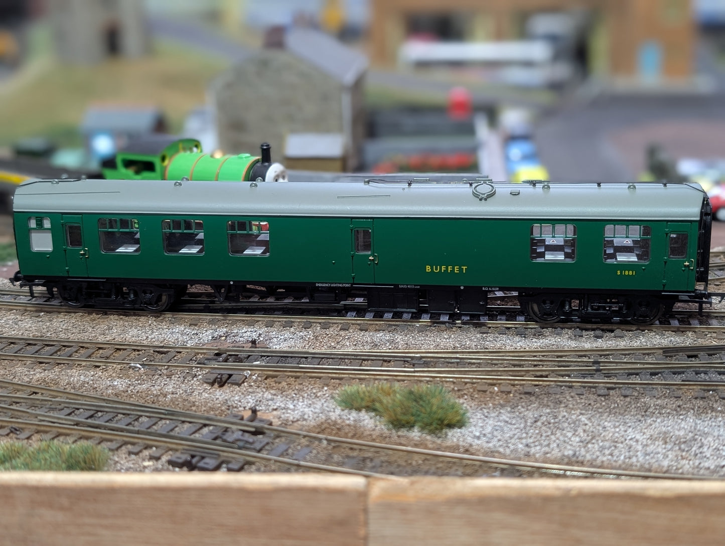 Pre-owned OO gauge Bachmann Branchline 39-262 BR Mk1 RMB miniature buffet car S1881 in (BR)SR green, unboxed