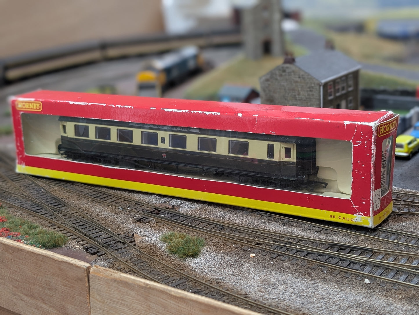 Pre-owned OO gauge Hornby R4126 G.W.R Centenary Composite Coach 6661, boxed