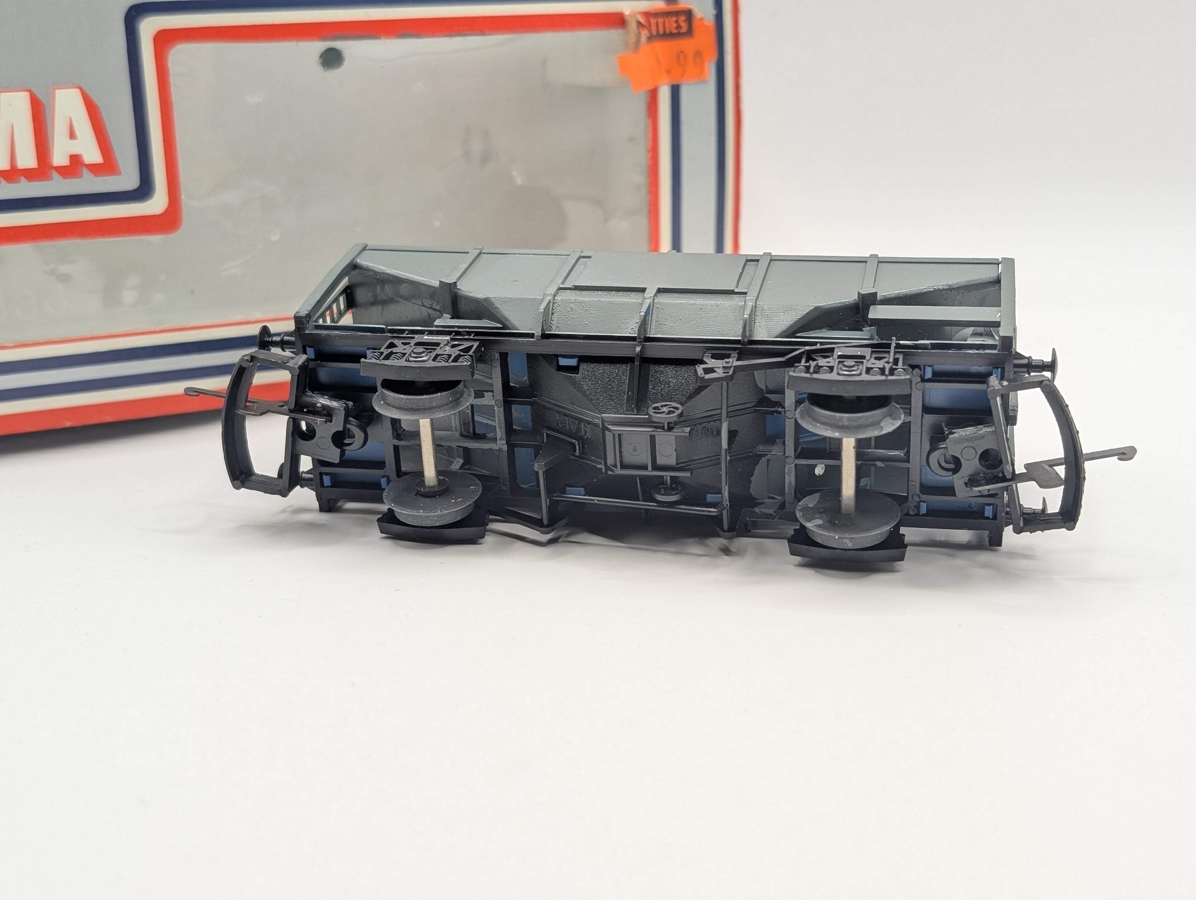 Lima 305651W Covered Hopper Wagon - Repainted Plain Grey - OO Gauge - Boxed