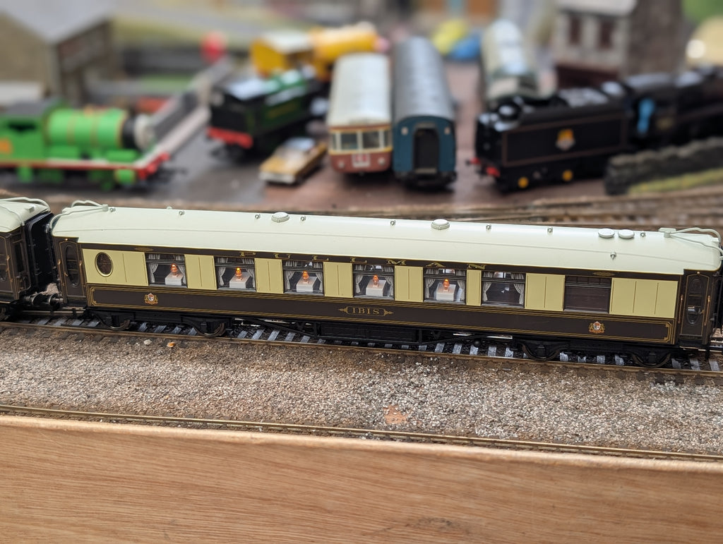 Hornby OO Gauge Super-Detail Pullman 3-Coach Pack (Cygnus, Minerva, Ibis) with Working Table Lamps - VSOE R1038 Split Set