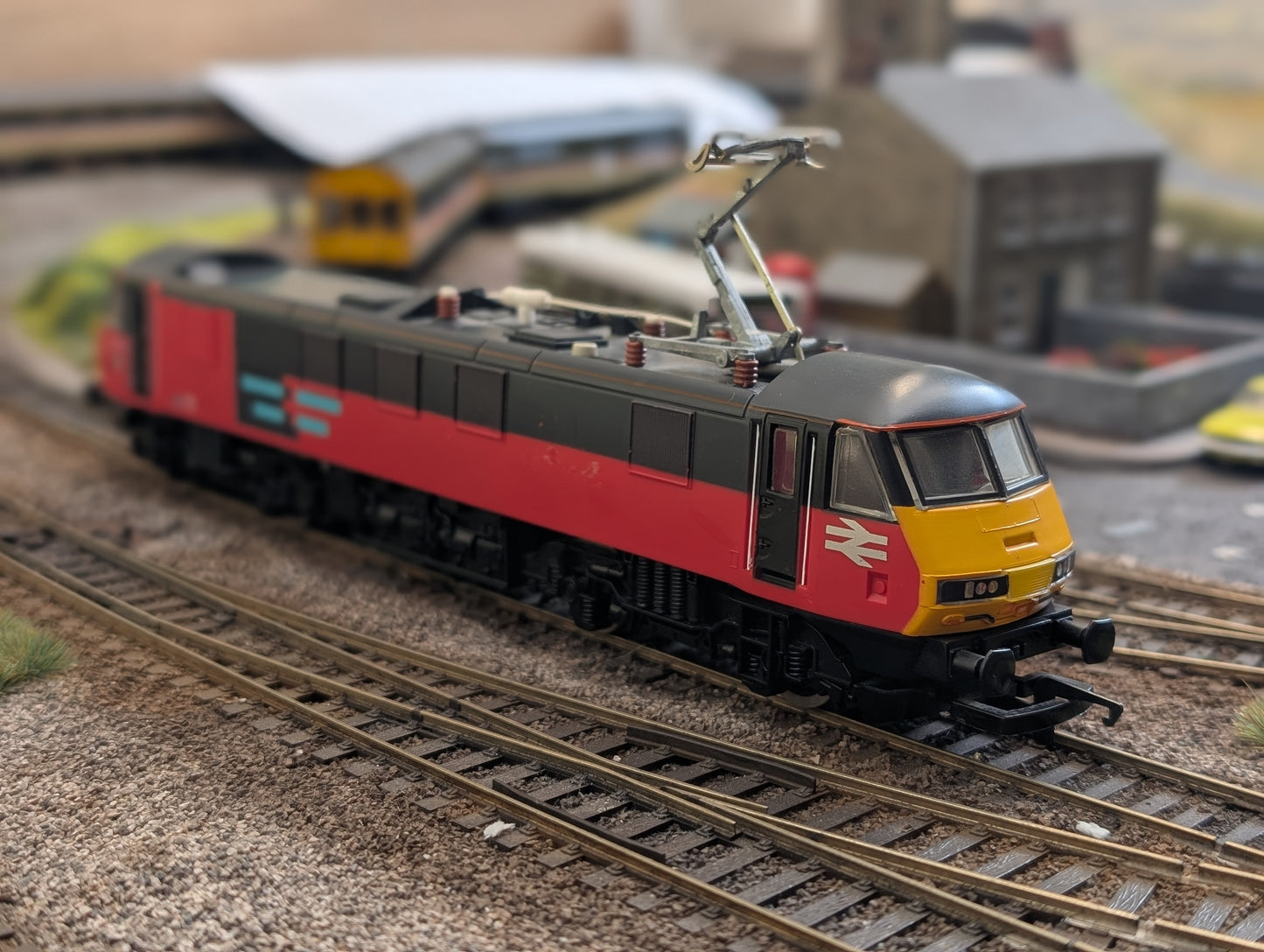 Pre-owned Hornby R062 Class 90 Class 90 90018 in RES livery, unboxed, OO gauge