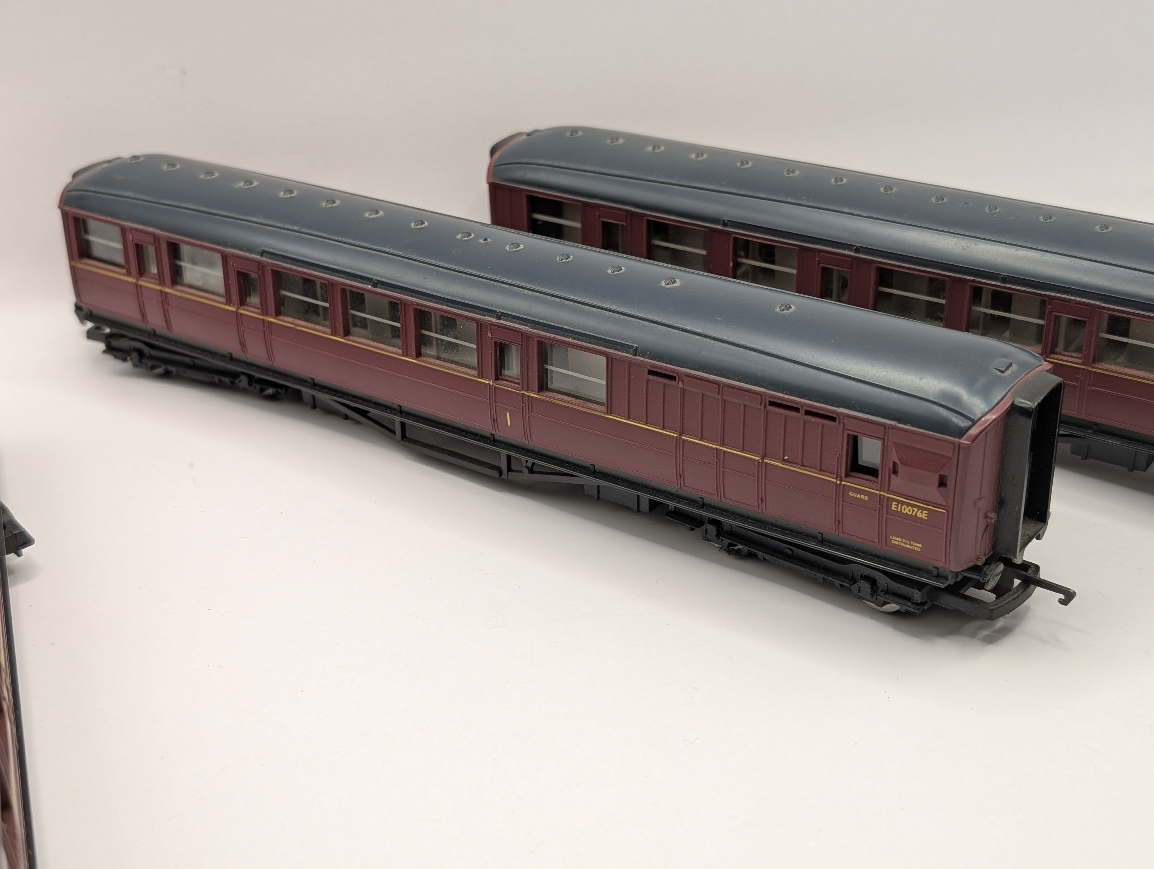 Hornby OO Gauge BR Maroon Gresley Coach 3-Piece Bundle (R448, R400, R483) Pre-Owned