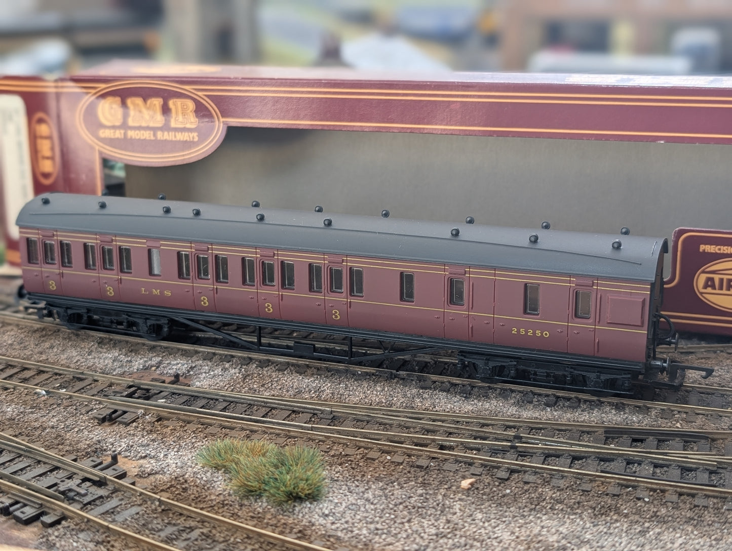 Pre-owned OO gauge Airfix GMR (Great Model Railways) 54253 LMS 57' Non-corridor Brake 3rd 25250 in Maroon, boxed
