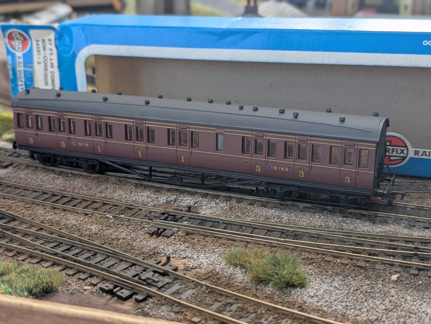Pre-owned OO gauge
Airfix 54251-3 57' Lav 3RD Class Non Corridor Composite Coach LMS Boxed