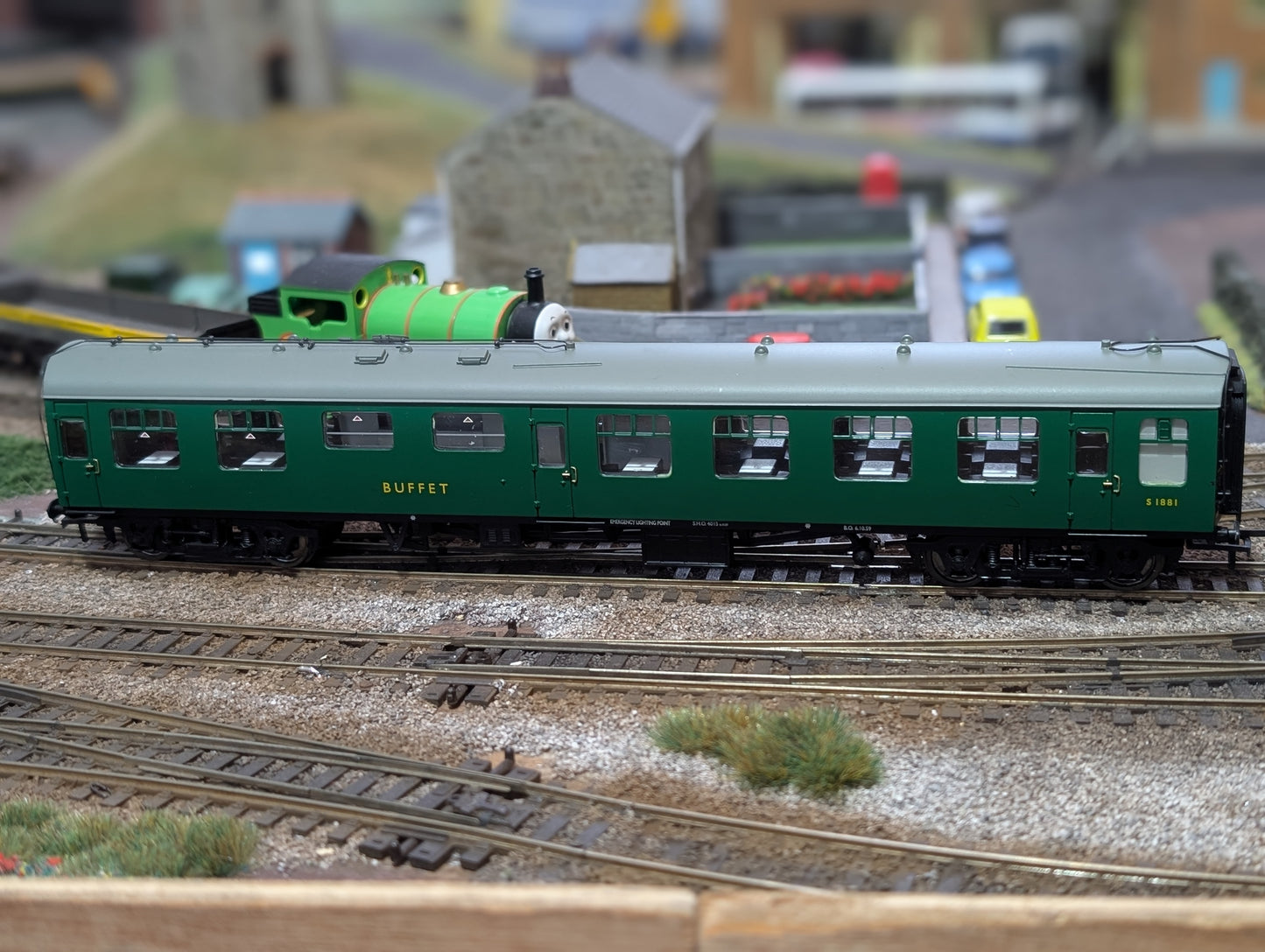 Pre-owned OO gauge Bachmann Branchline 39-262 BR Mk1 RMB miniature buffet car S1881 in (BR)SR green, unboxed