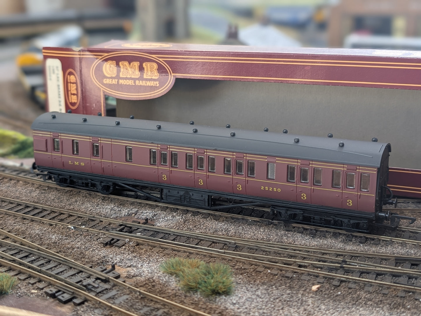 Pre-owned OO gauge Airfix GMR (Great Model Railways) 54253 LMS 57' Non-corridor Brake 3rd 25250 in Maroon, boxed