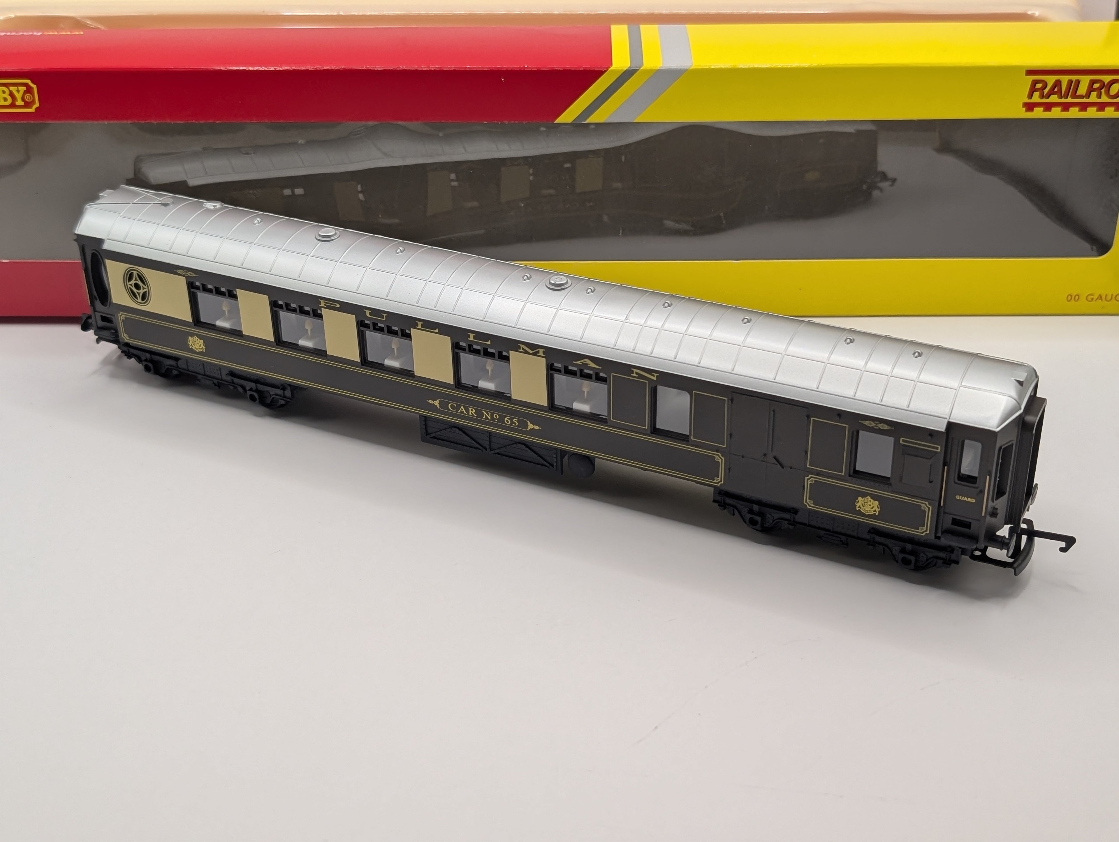 Hornby Railroad R4313 OO Gauge Pullman Brake Car "Car No. 65" – Pre-Owned, Excellent Boxed Condition
