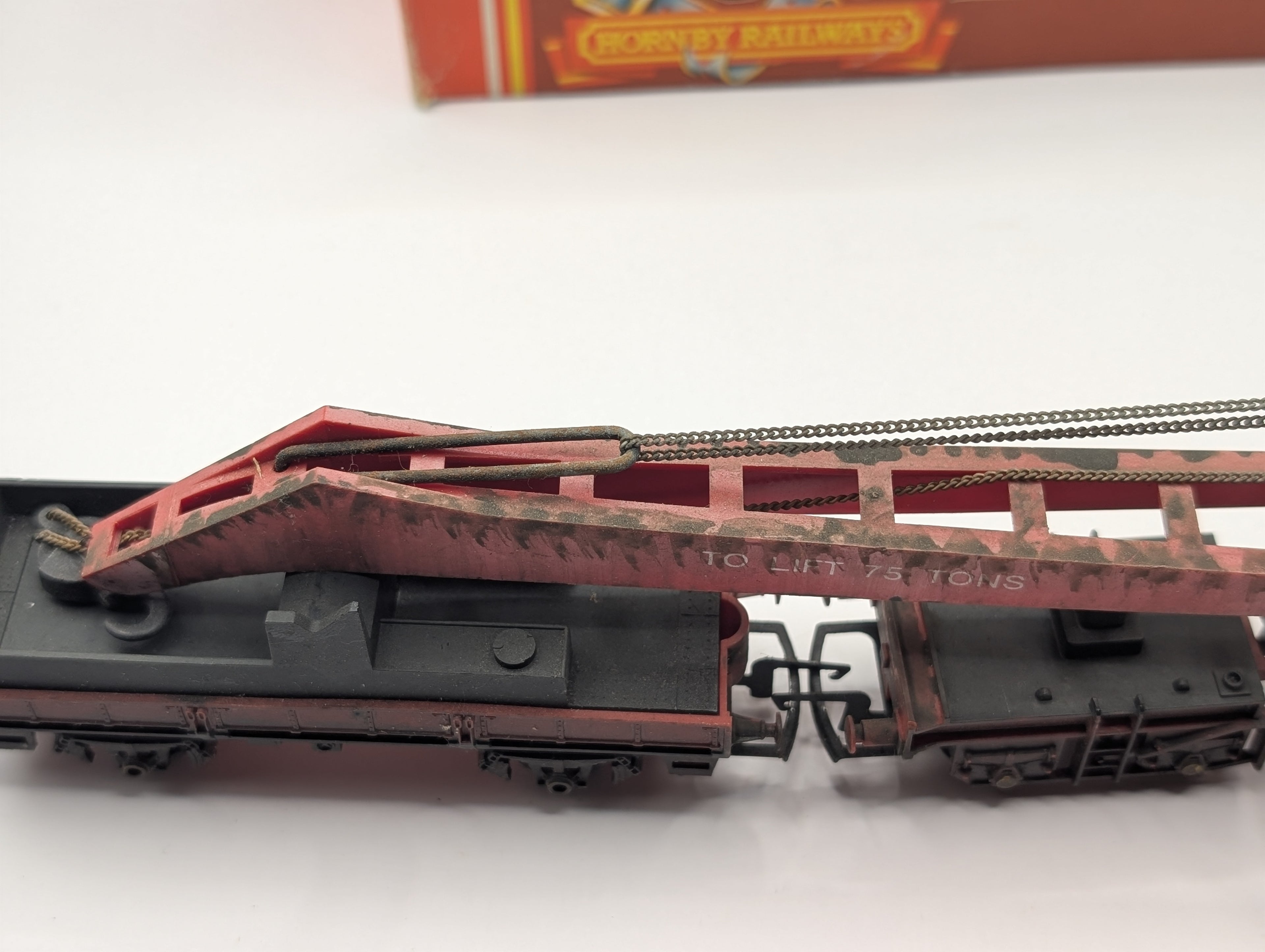 Hornby R.739 Operating 75-Ton Breakdown Crane - BR Red (Weathered, OO Scale)