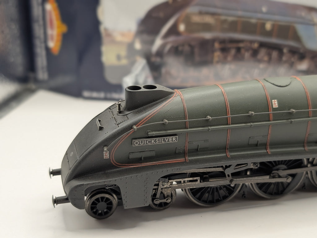 Bachmann OO Gauge 31-960A Class A4 60015 "Quicksilver" BR Green Late Crest (Factory Weathered) – Boxed with Accessories